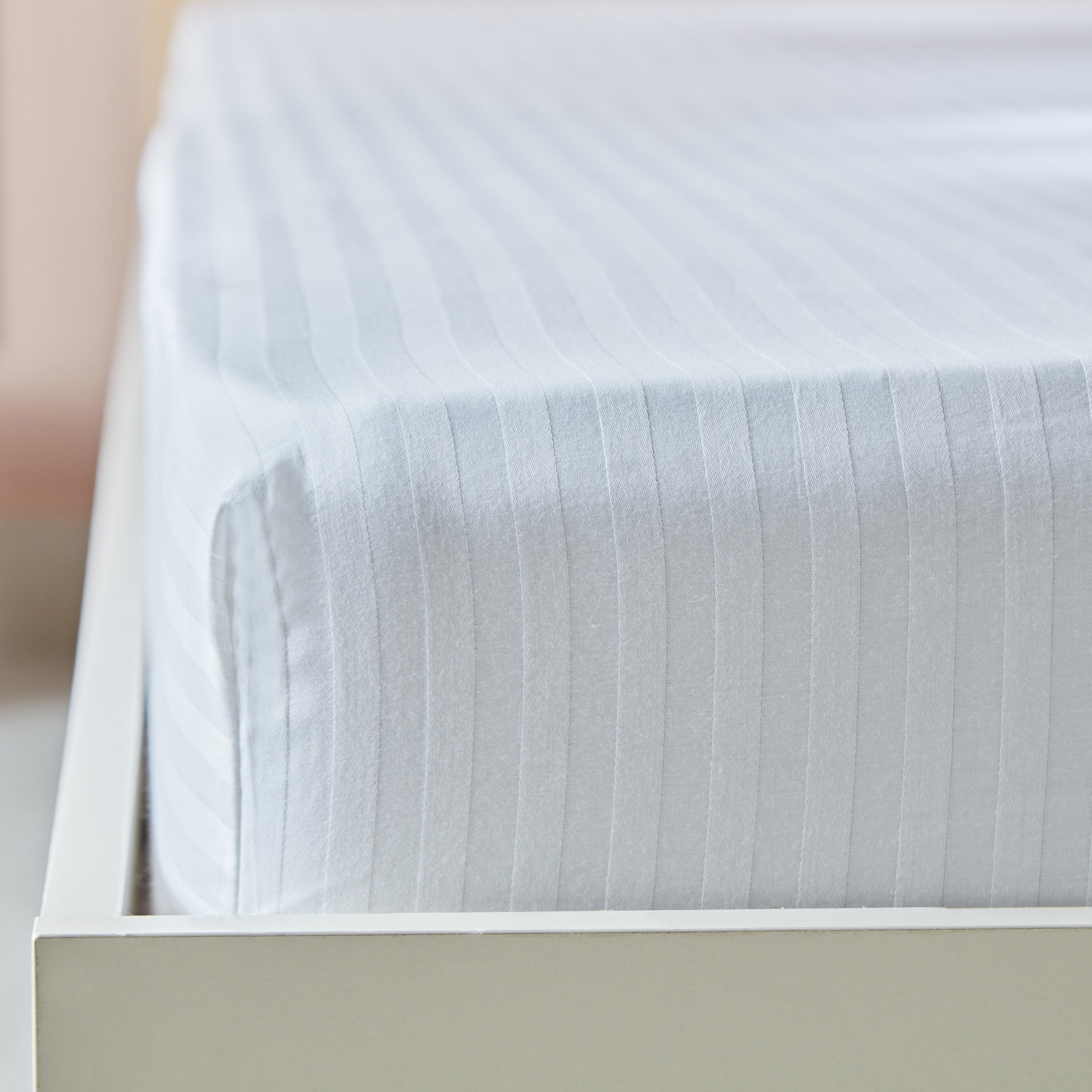 شرشف مطاطي كوين قطن بي سي أي بتقليم ساتن من هاميلتون - 150x200+33 سم-hbxhomeware-bedding-fittedsheets-image-4