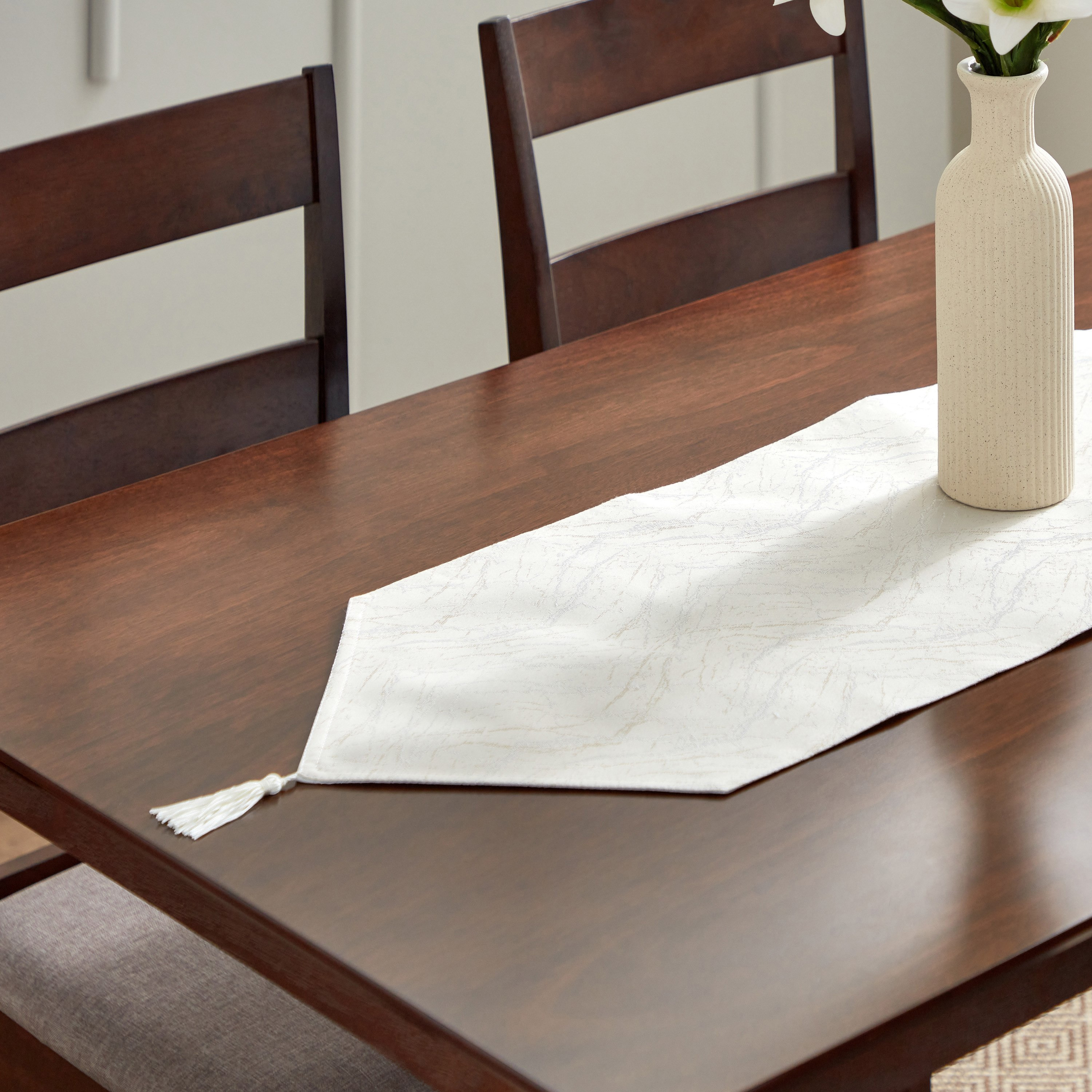 مفرش طاولة جاكار يستخدم على الوجهين من هاربر ماربيلا - 33x120 سم-hbxdecorandfurnishings-homefurnishings-tablelinens-image-1