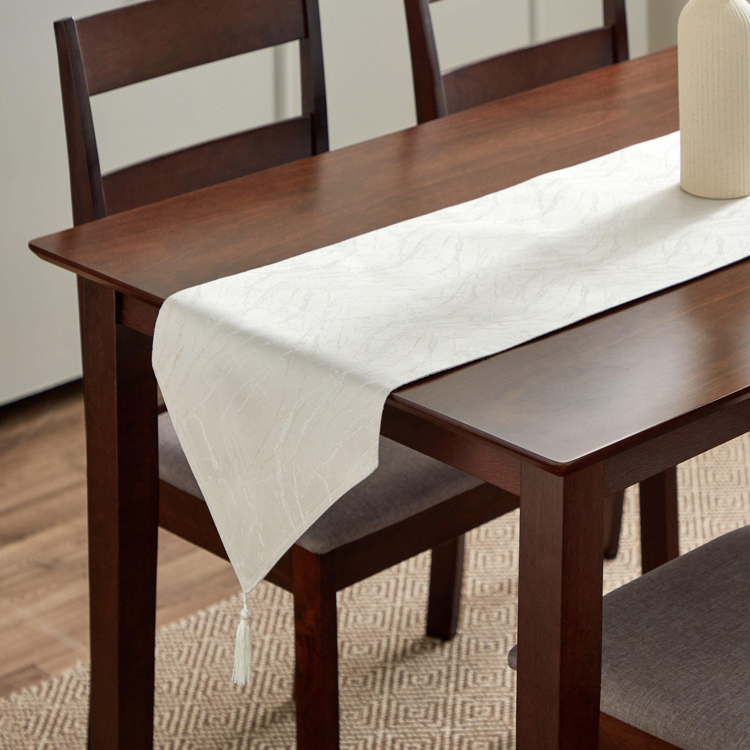 مفرش طاولة جاكار من هاربر ماربيلا - 33x180 سم-hbxdecorandfurnishings-homefurnishings-tablelinens-image-1