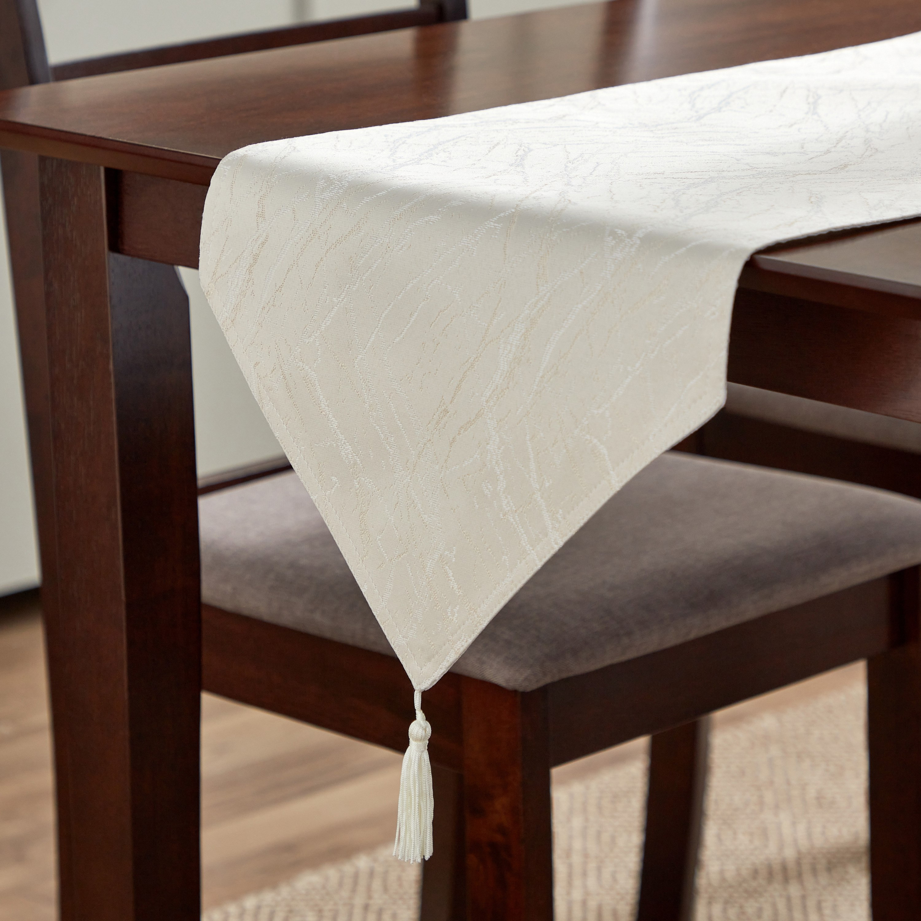 مفرش طاولة جاكار من هاربر ماربيلا - 33x180 سم-hbxdecorandfurnishings-homefurnishings-tablelinens-image-2