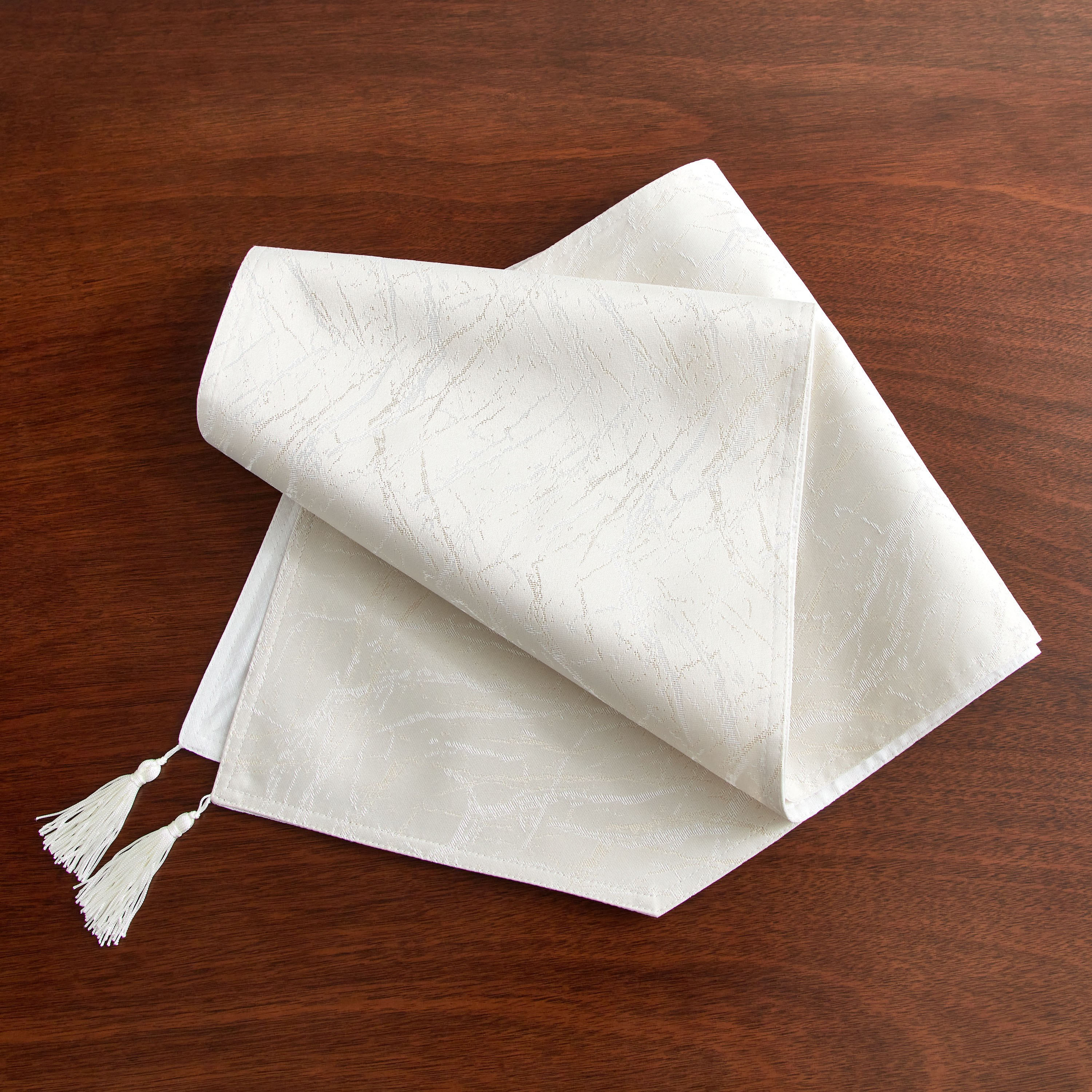 مفرش طاولة جاكار من هاربر ماربيلا - 33x180 سم-hbxdecorandfurnishings-homefurnishings-tablelinens-image-3