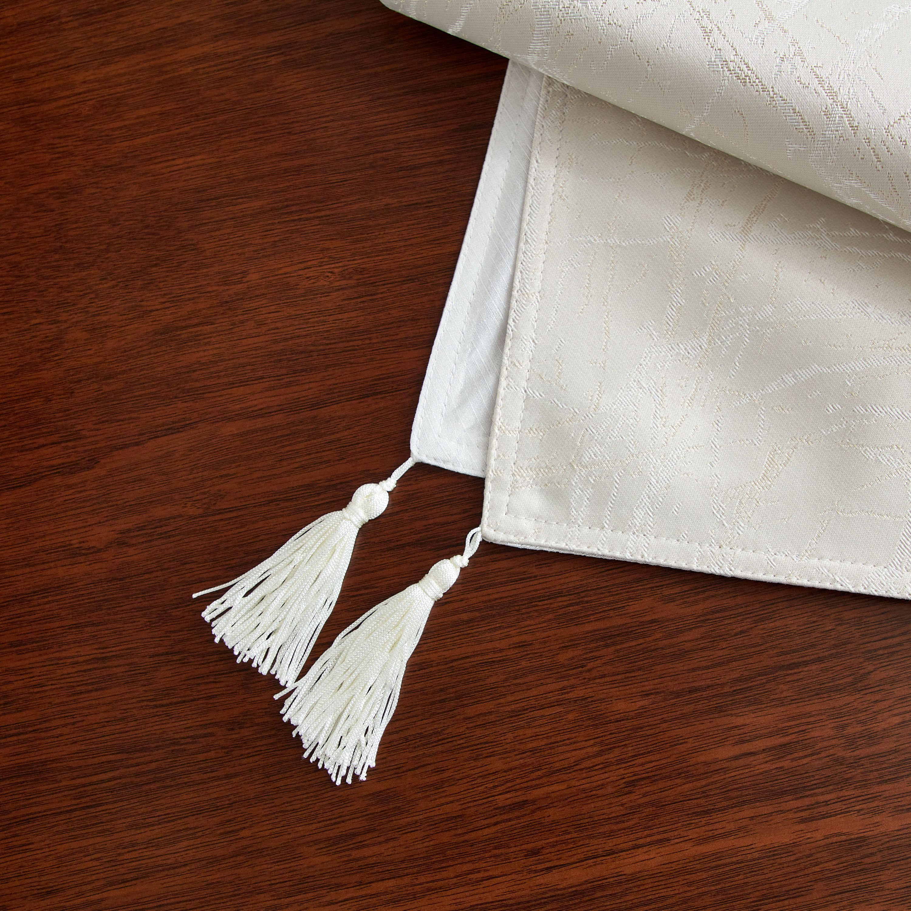 مفرش طاولة جاكار من هاربر ماربيلا - 33x180 سم-hbxdecorandfurnishings-homefurnishings-tablelinens-image-4