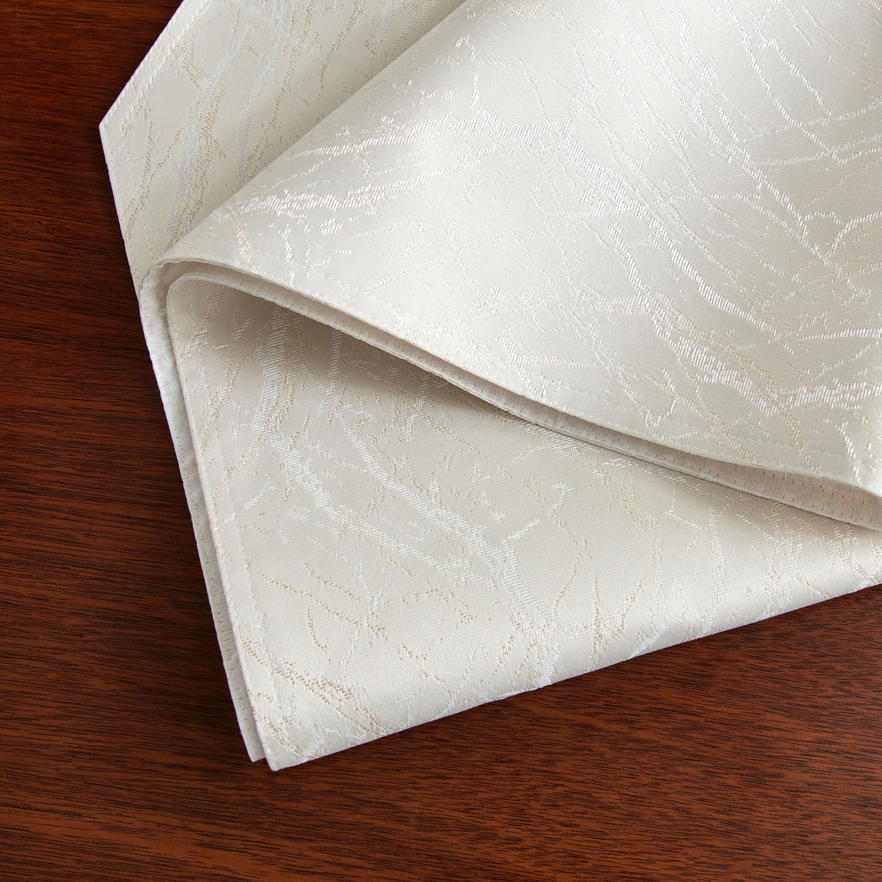 مفرش طاولة جاكار من هاربر ماربيلا - 33x180 سم-hbxdecorandfurnishings-homefurnishings-tablelinens-image-5