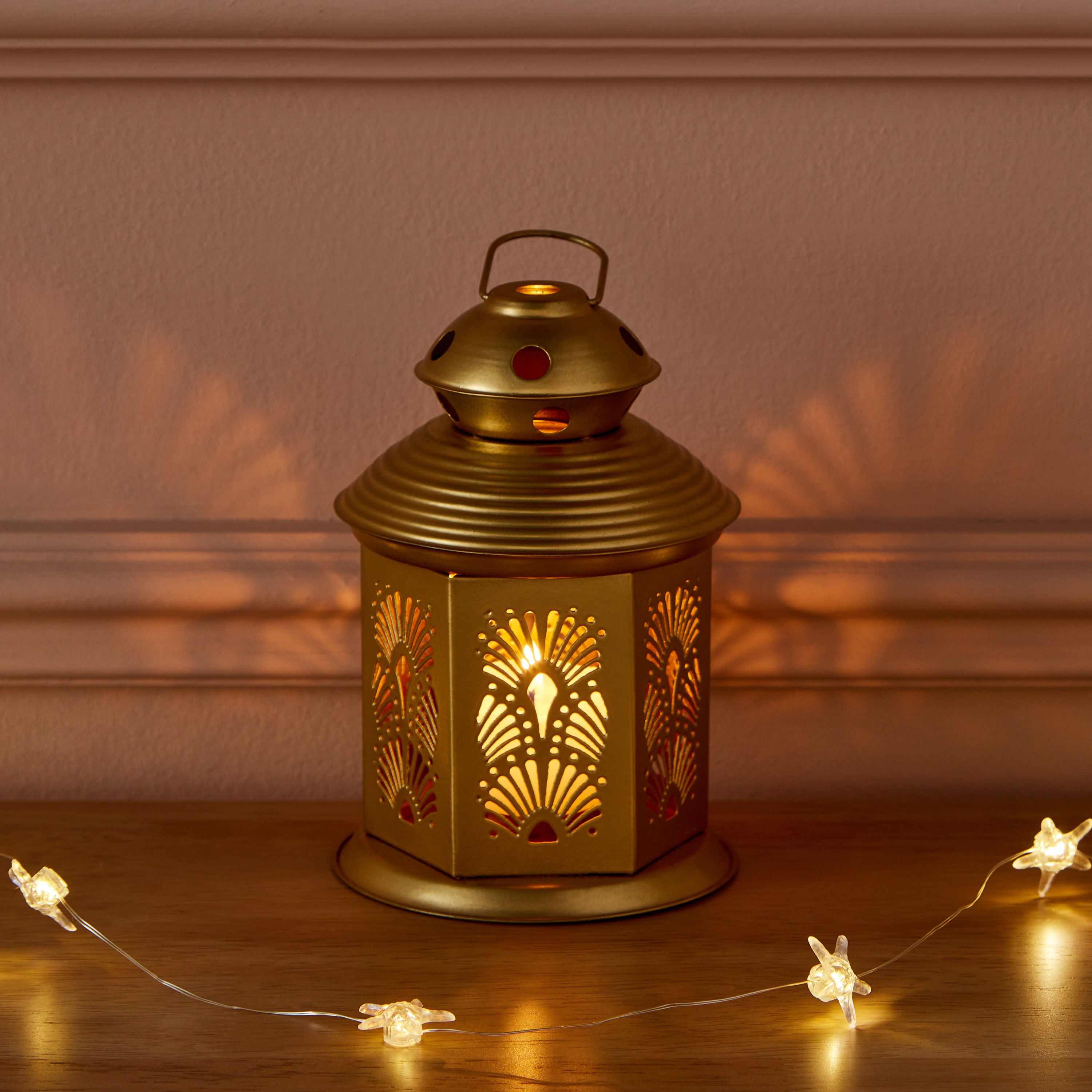 فانوس معدن محفور من فليكر - 9x9x14 سم-hbxdecorandfurnishings-homeaccessories-lanterns-image-1