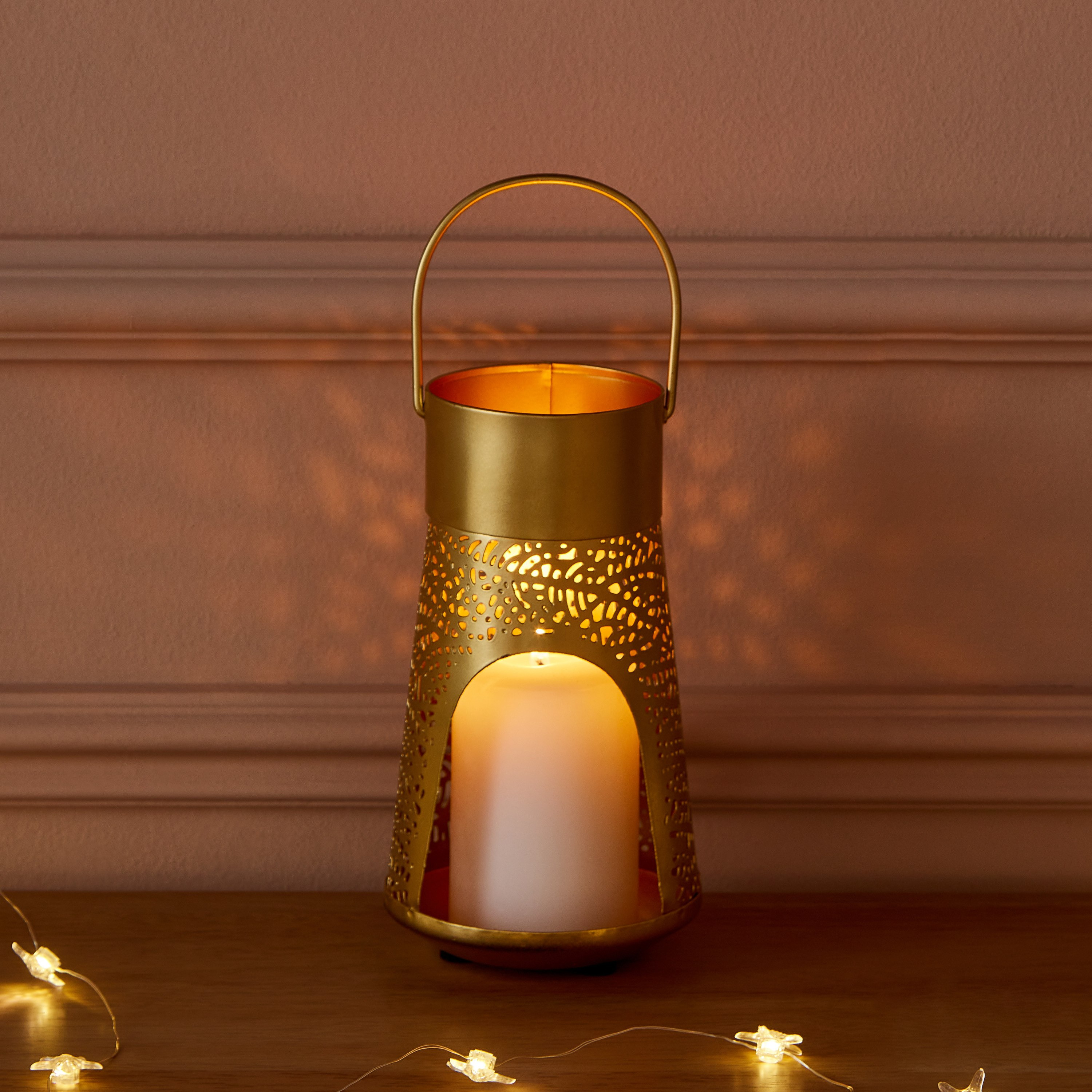 فانوس ديكور معدن محفور من فليكر - 11x11x18 سم-hbxdecorandfurnishings-homeaccessories-lanterns-image-1