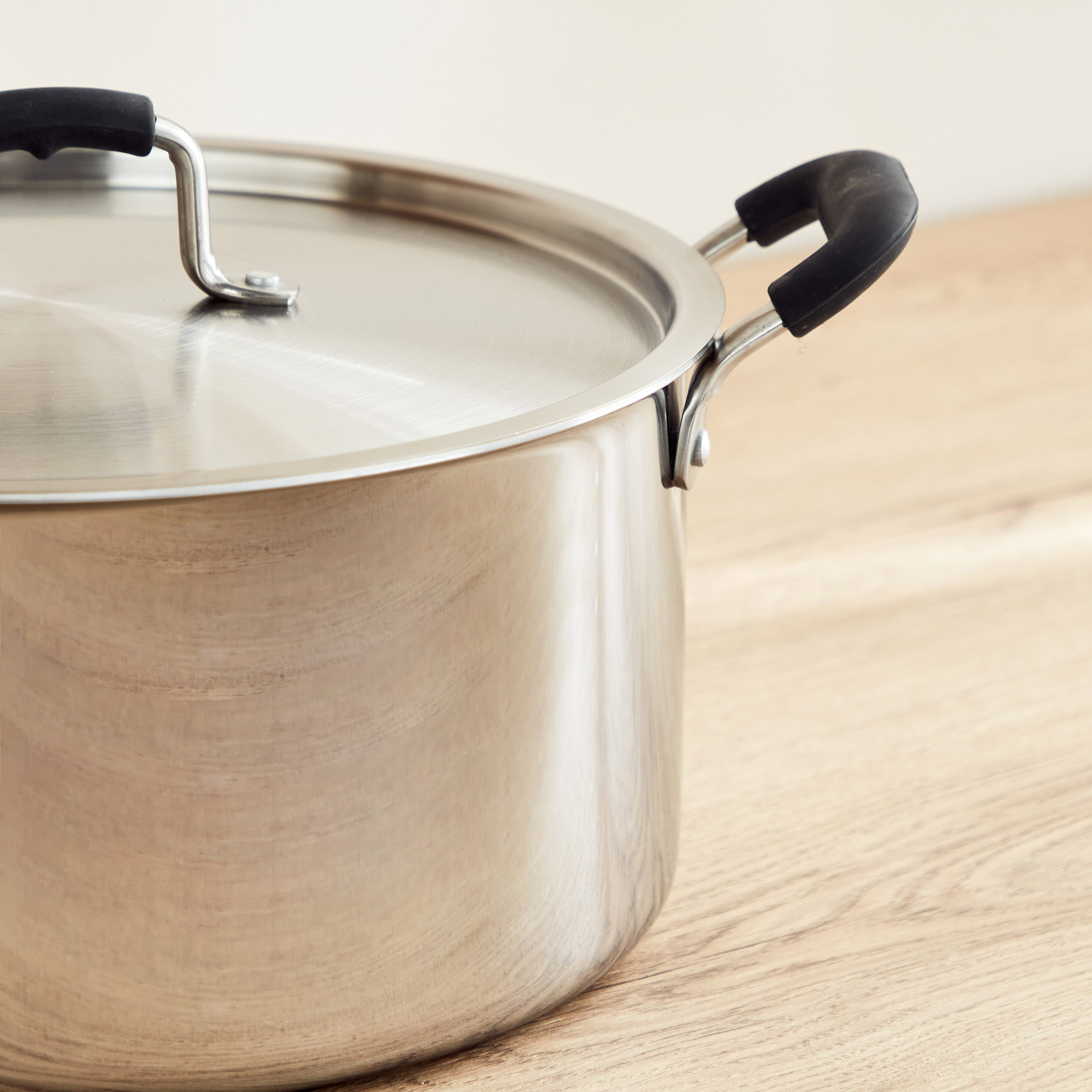 كسرولة بغطاء صُلب من جليستن ستيل تريبلي - 28 سم-hbxhomeware-hbxkitchen-image-3