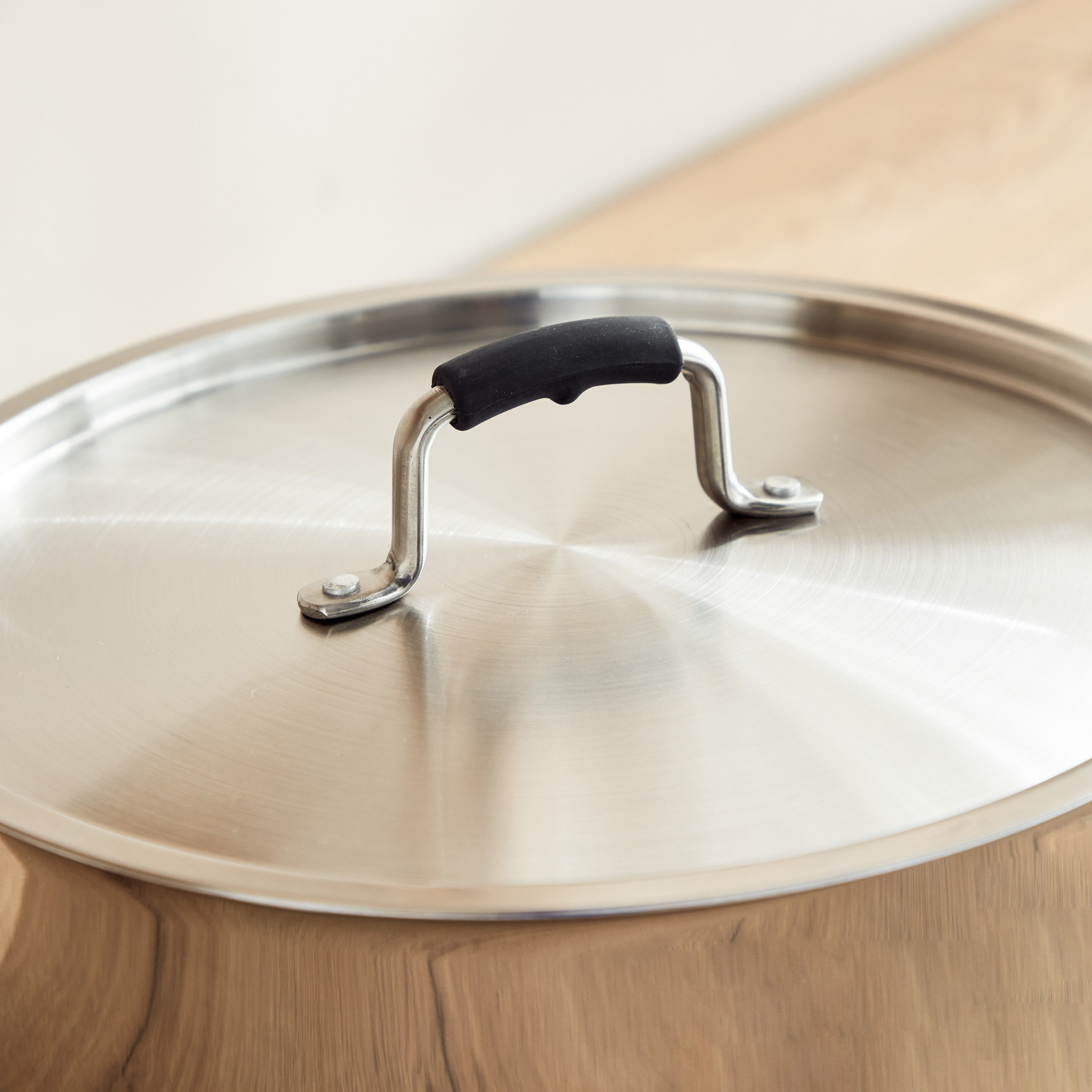 كسرولة بغطاء صُلب من جليستن ستيل تريبلي - 28 سم-hbxhomeware-hbxkitchen-image-4