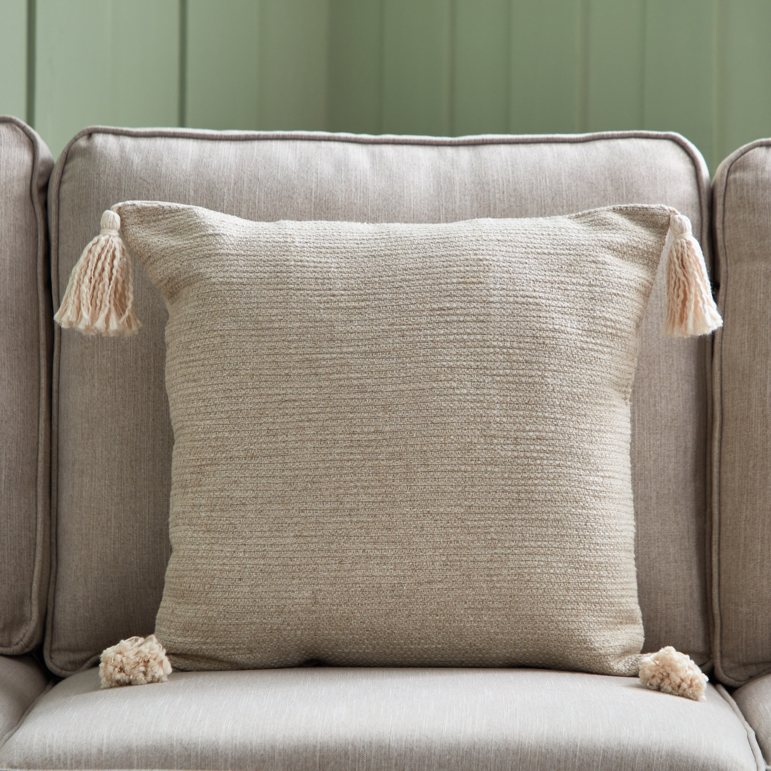 غطاء وسادة بارز الملمس بشرّابات إيمي من أوبن فيو - 45x45 سم-hbxhomeware-cushionsandcovers-cushioncovers-image-1