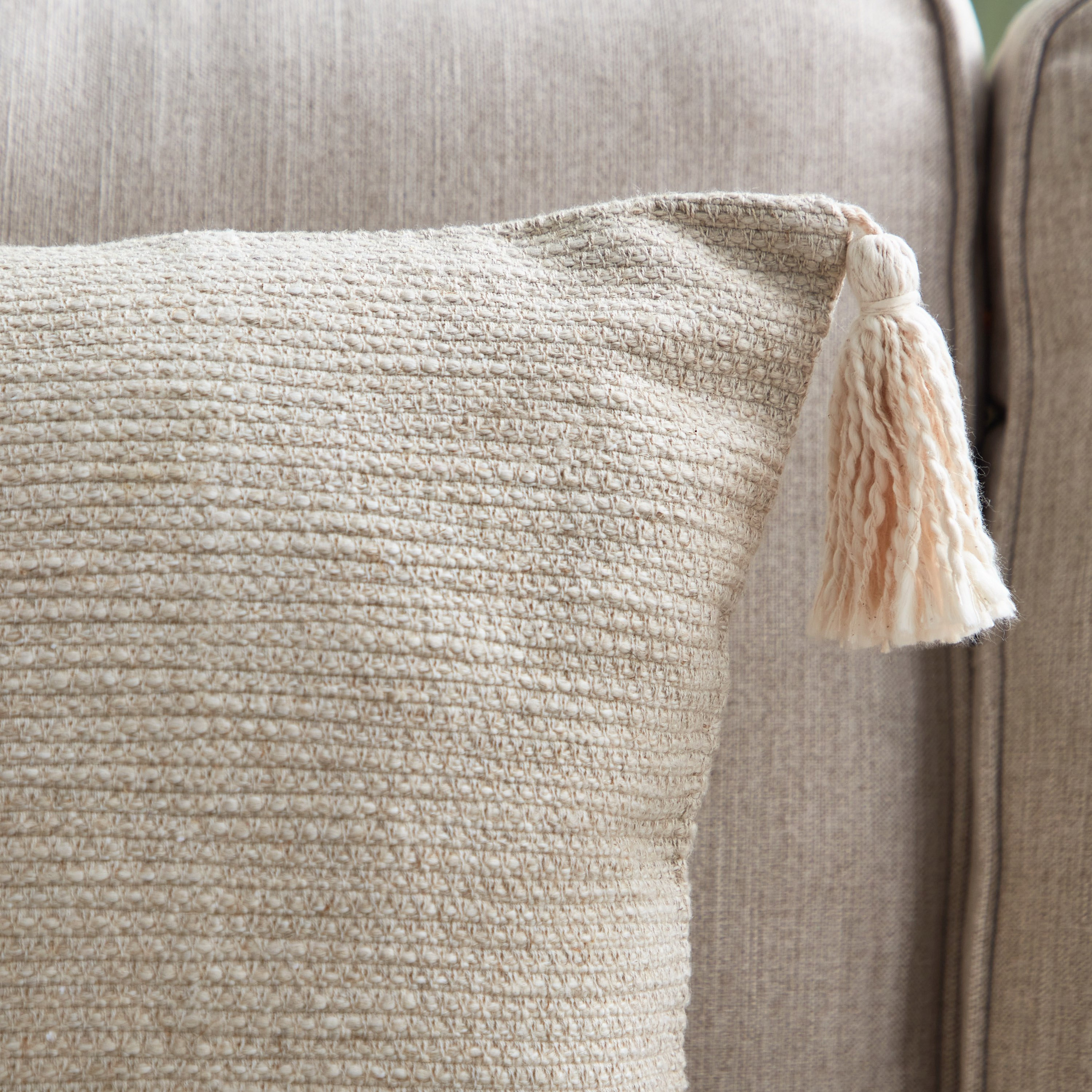 غطاء وسادة بارز الملمس بشرّابات إيمي من أوبن فيو - 45x45 سم-hbxhomeware-cushionsandcovers-cushioncovers-image-2