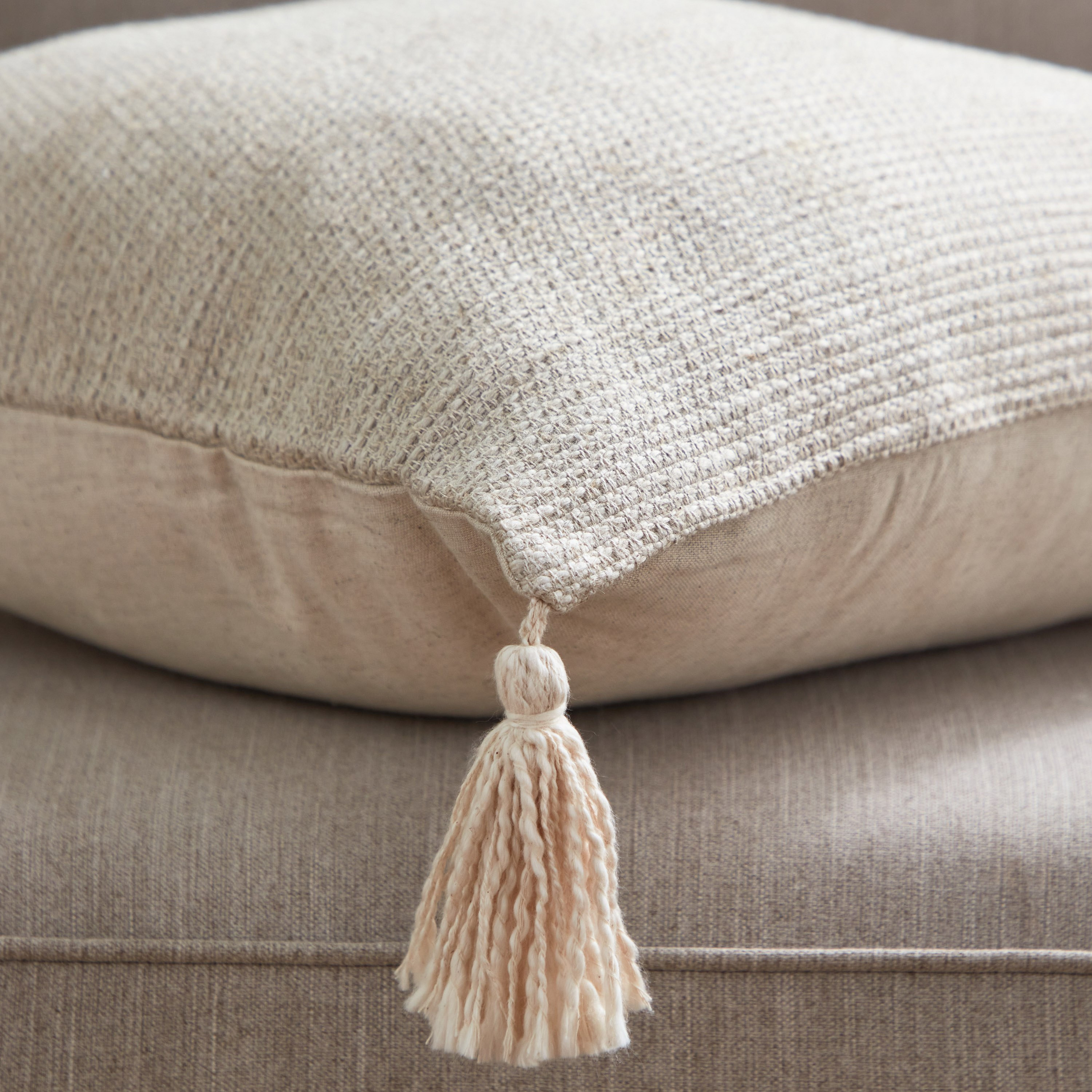 غطاء وسادة بارز الملمس بشرّابات إيمي من أوبن فيو - 45x45 سم-hbxhomeware-cushionsandcovers-cushioncovers-image-3