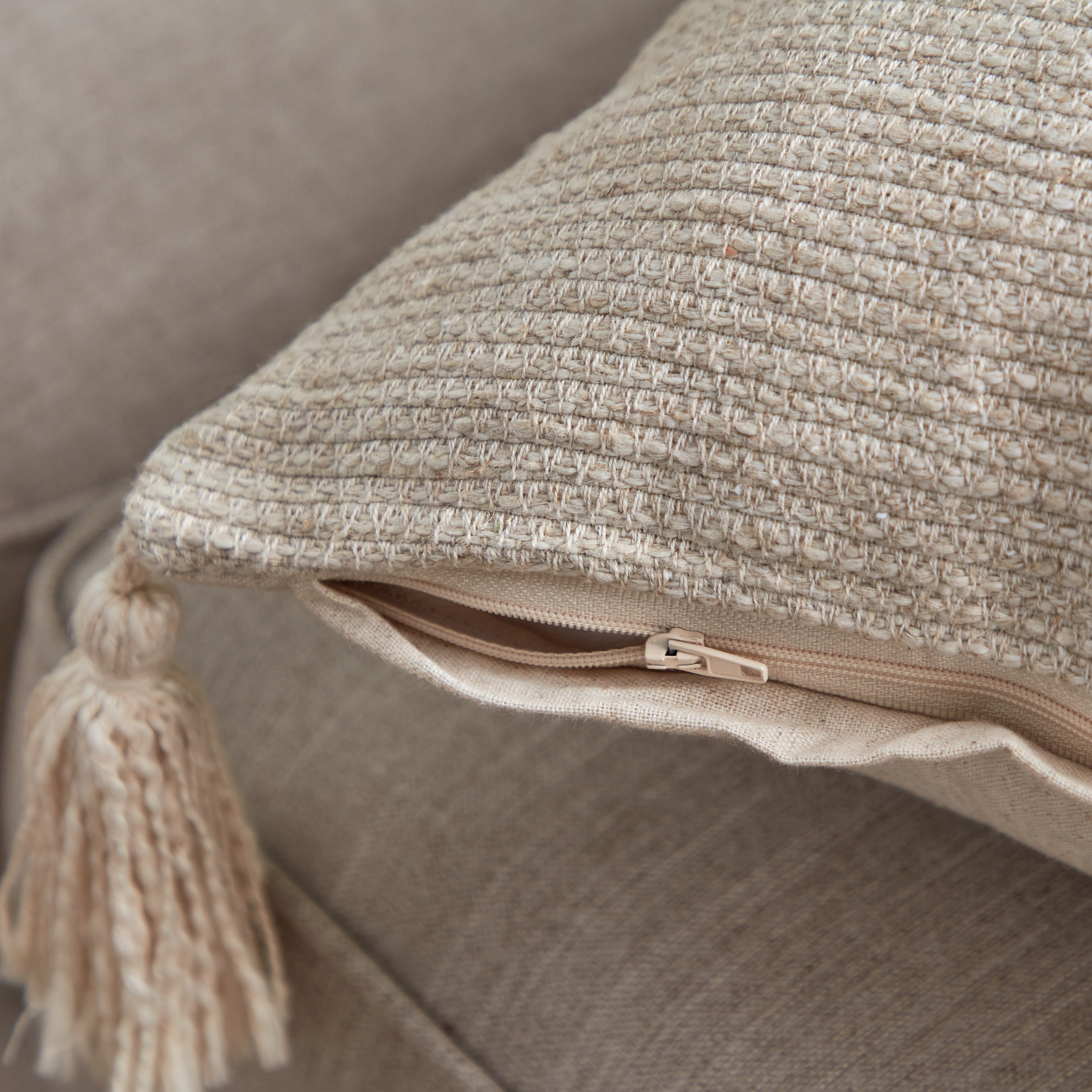 غطاء وسادة بارز الملمس بشرّابات إيمي من أوبن فيو - 45x45 سم-hbxhomeware-cushionsandcovers-cushioncovers-image-4