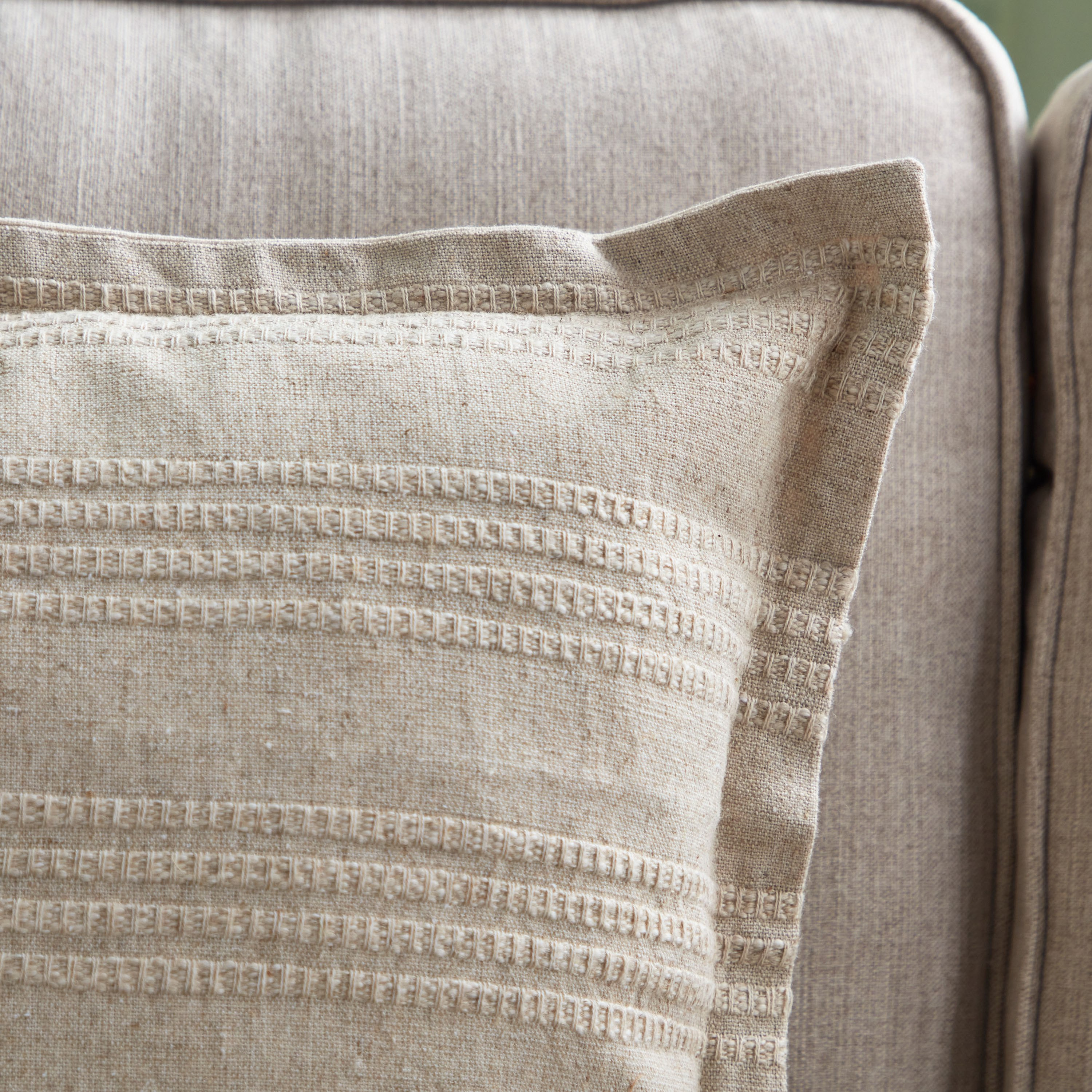 غطاء وسادة حرير مقلم بارز الملمس من أوبن فيو - 45x45 سم-hbxhomeware-cushionsandcovers-cushioncovers-image-2