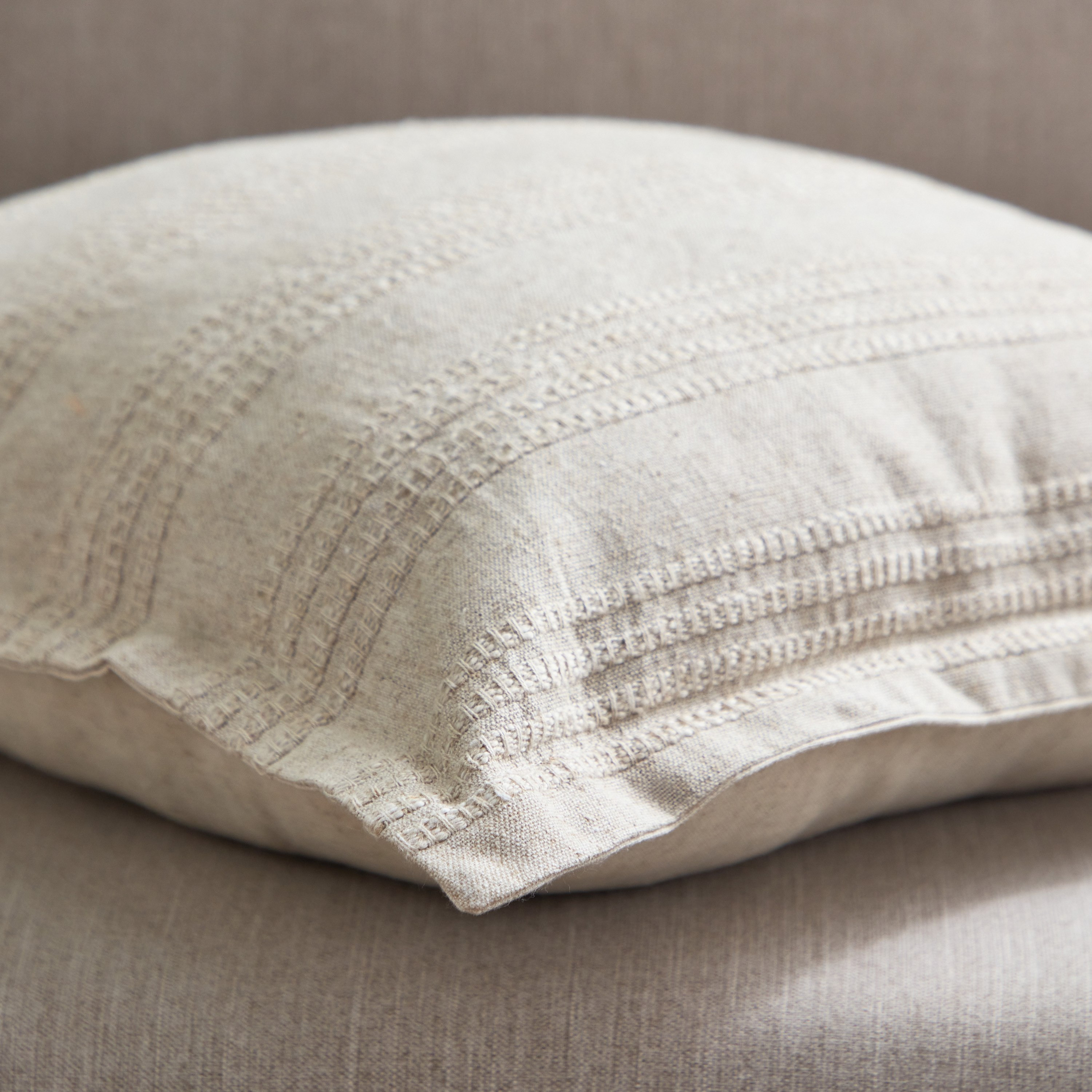 غطاء وسادة حرير مقلم بارز الملمس من أوبن فيو - 45x45 سم-hbxhomeware-cushionsandcovers-cushioncovers-image-3