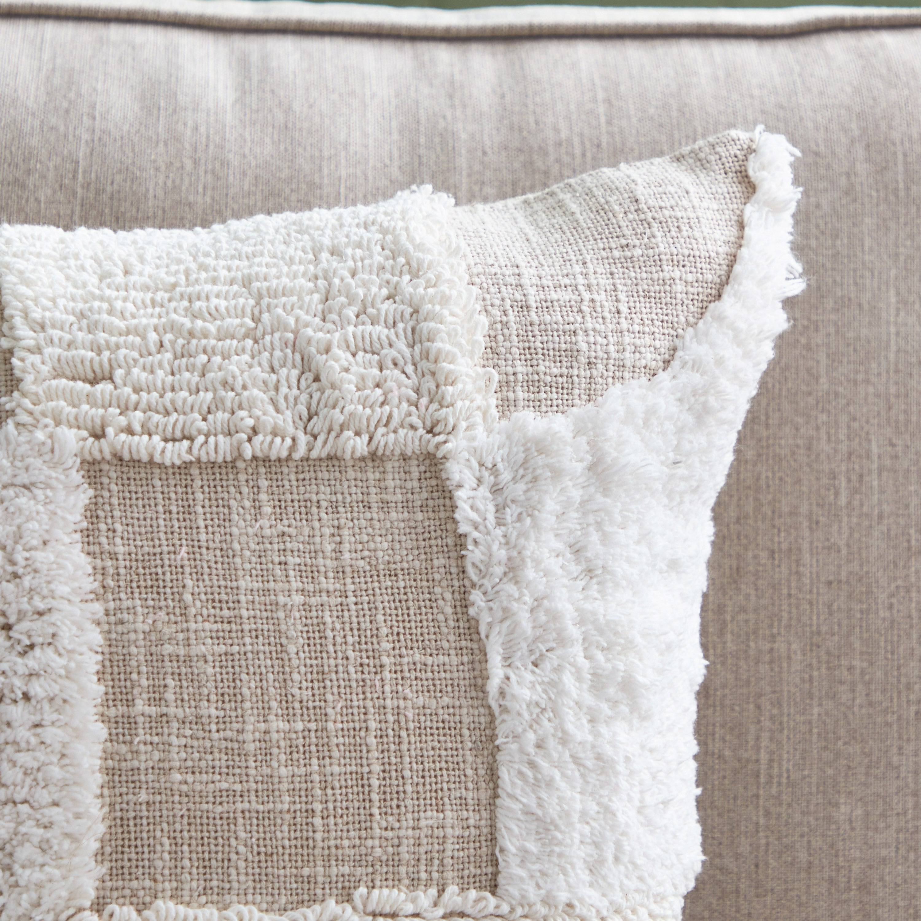 وسادة محشوة معنقدة من أوبن فيو جيوني - 45x45 سم-hbxlivingroom-furnishings-cushionsandcovers-filledcushions-image-2