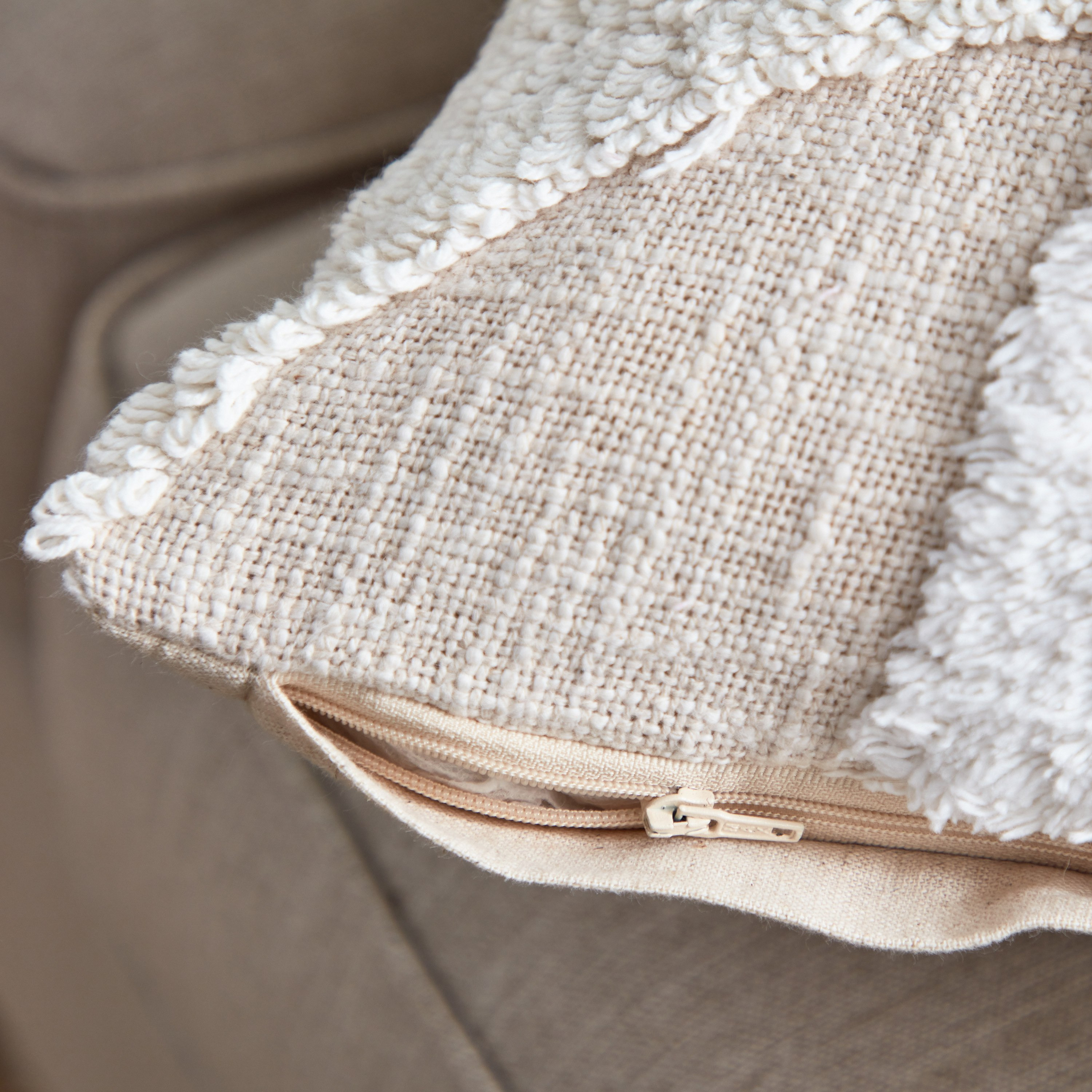 وسادة محشوة معنقدة من أوبن فيو جيوني - 45x45 سم-hbxlivingroom-furnishings-cushionsandcovers-filledcushions-image-4
