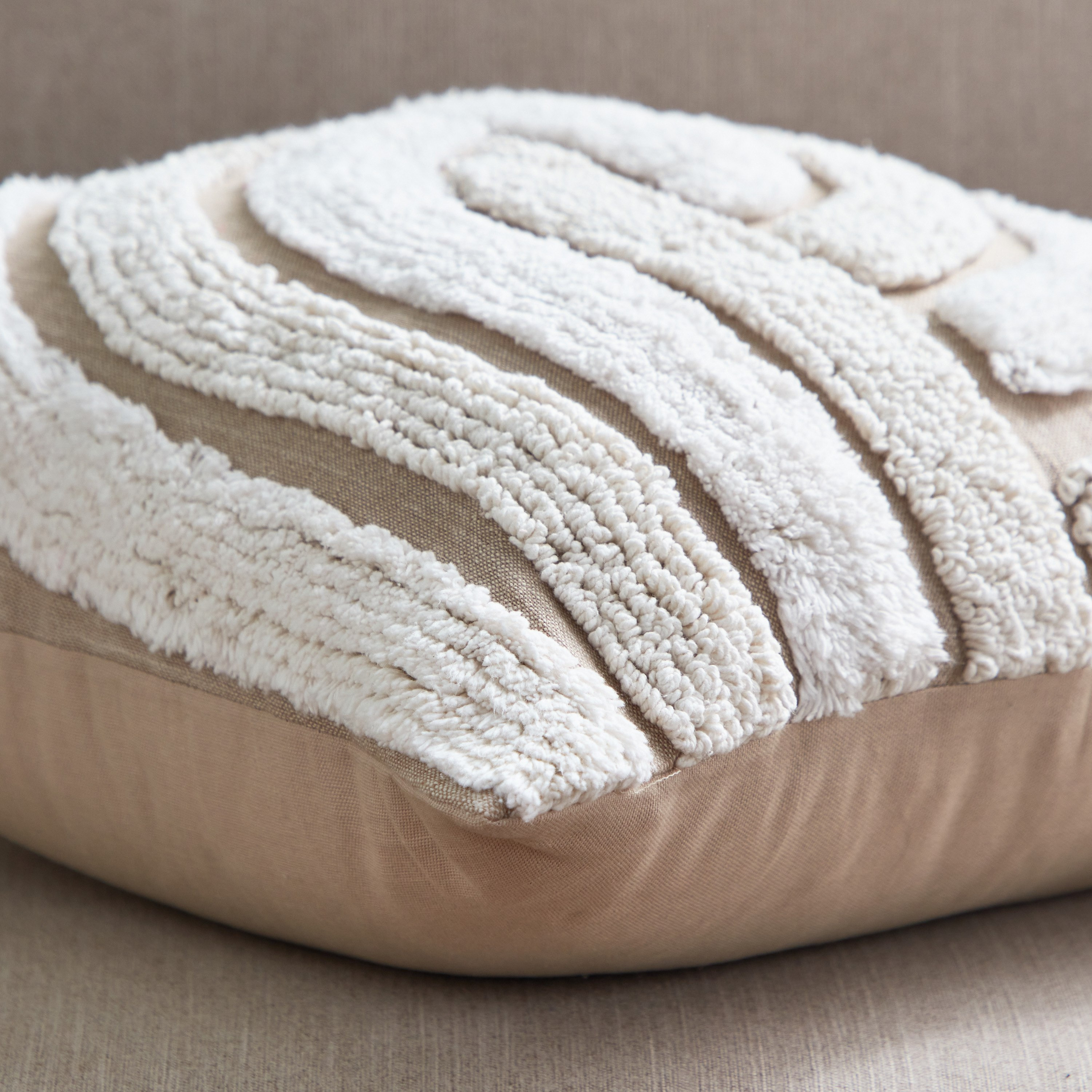 وسادة محشوة معنقدة من أوبن فيو - 45x45 سم-hbxlivingroom-furnishings-cushionsandcovers-filledcushions-image-3