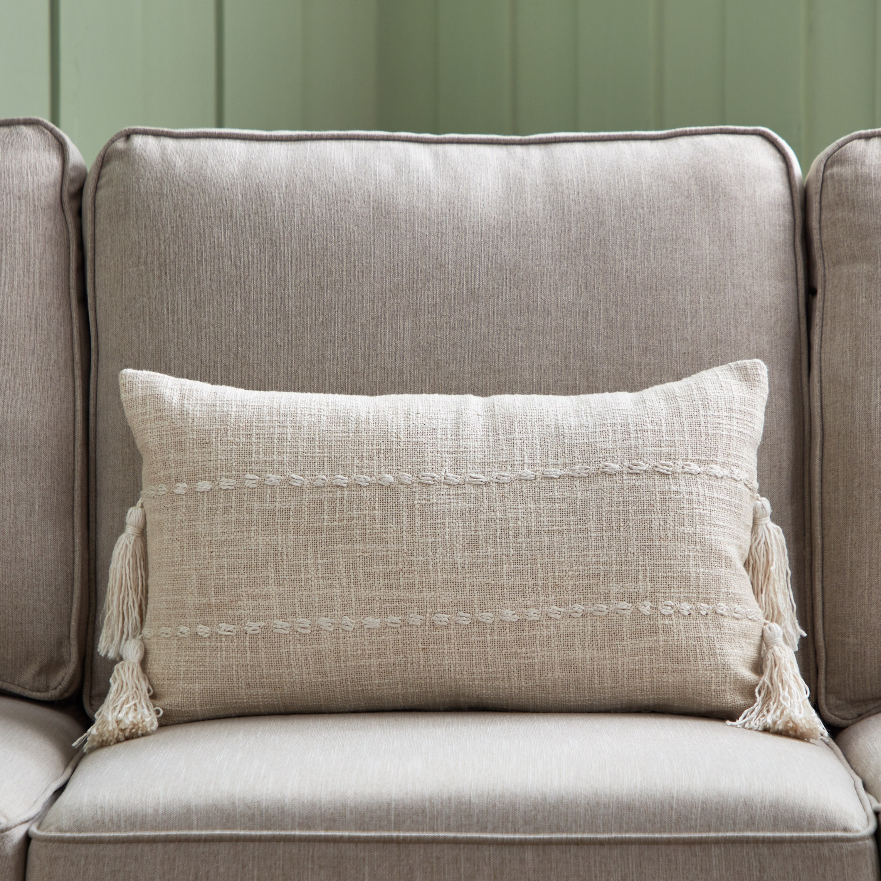 وسادة محشوة منسوجة مخطّطة بشرّابات من أوبن فيو لطفي - 30x50 سم-hbxlivingroom-furnishings-cushionsandcovers-filledcushions-image-1