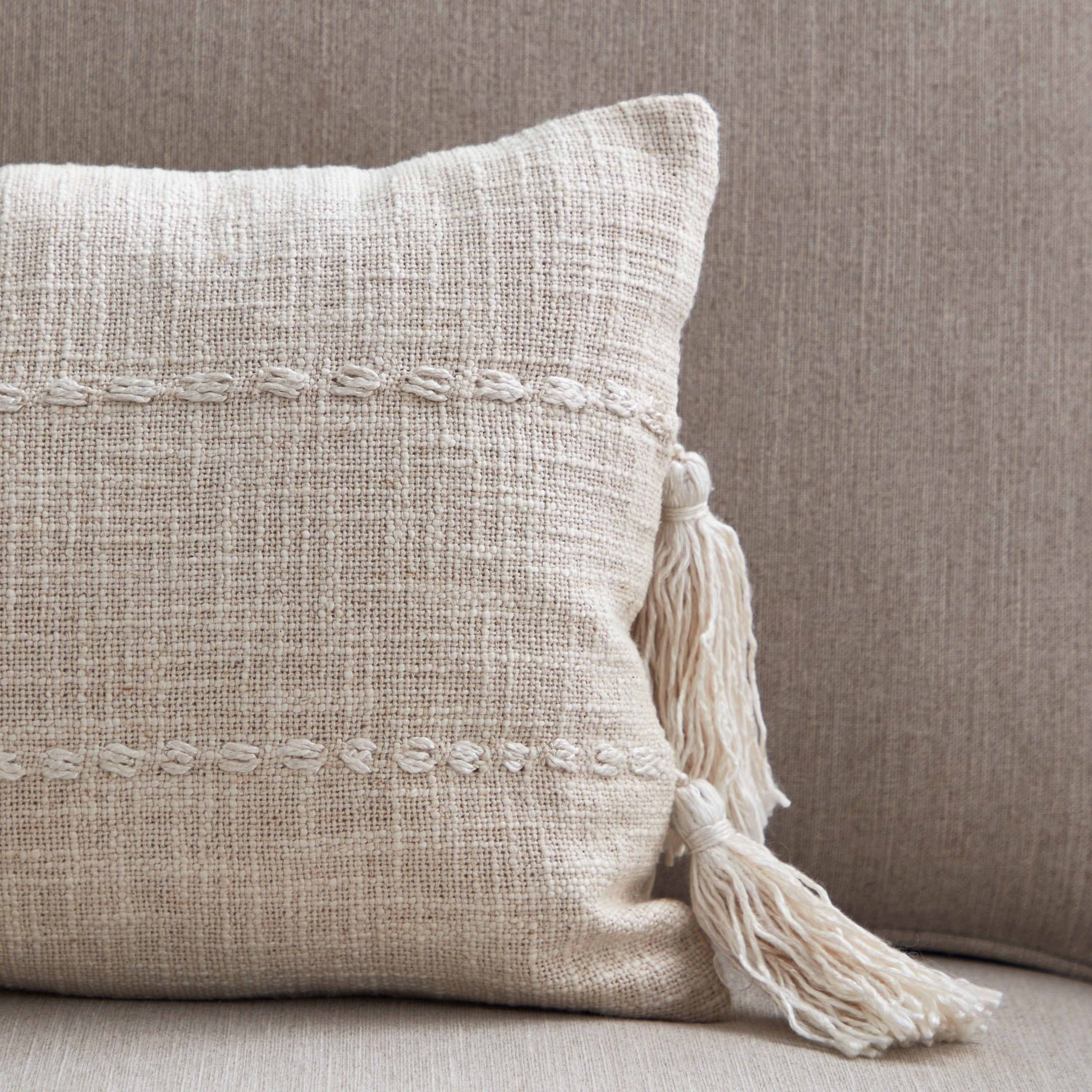 وسادة محشوة منسوجة مخطّطة بشرّابات من أوبن فيو لطفي - 30x50 سم-hbxlivingroom-furnishings-cushionsandcovers-filledcushions-image-2