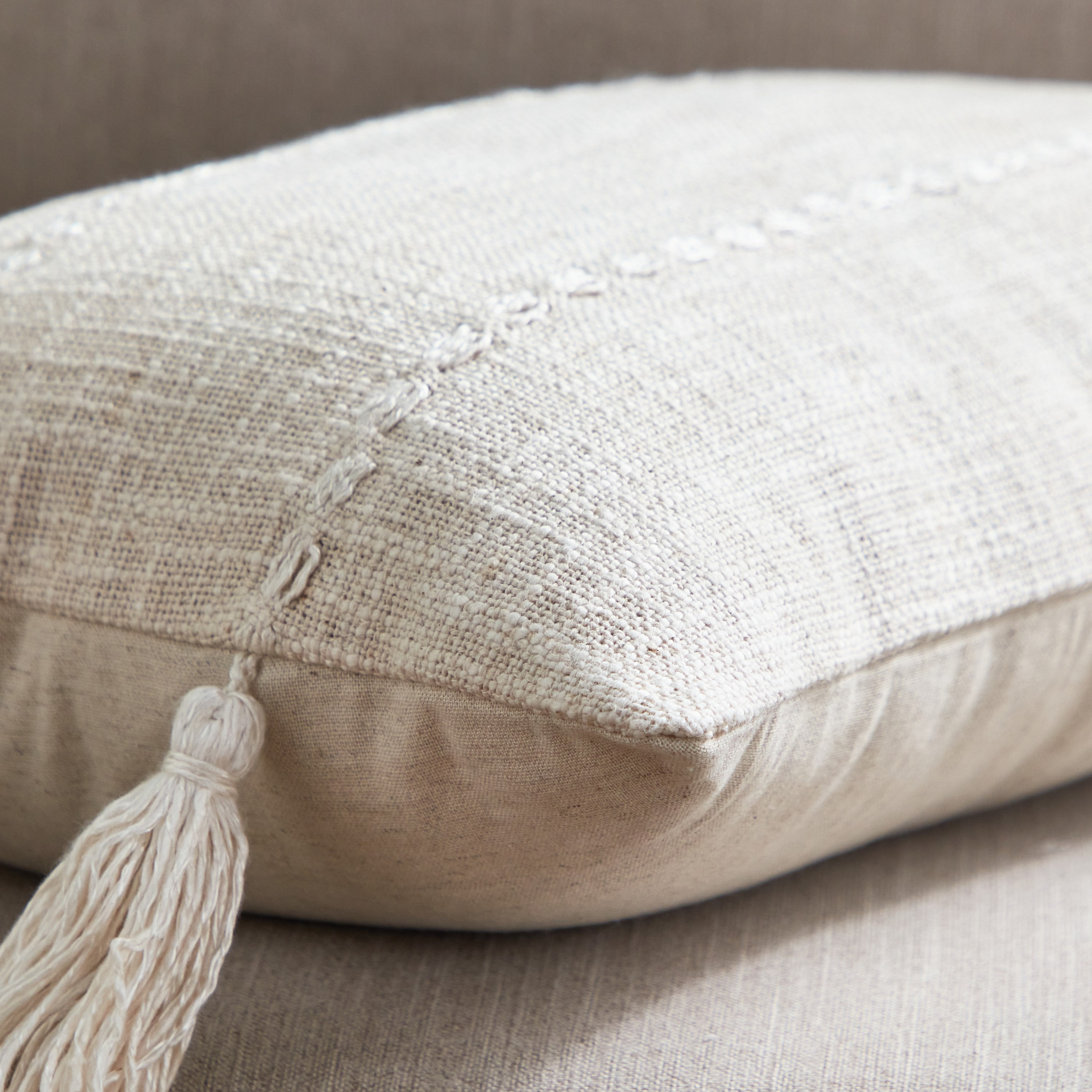 وسادة محشوة منسوجة مخطّطة بشرّابات من أوبن فيو لطفي - 30x50 سم-hbxlivingroom-furnishings-cushionsandcovers-filledcushions-image-3