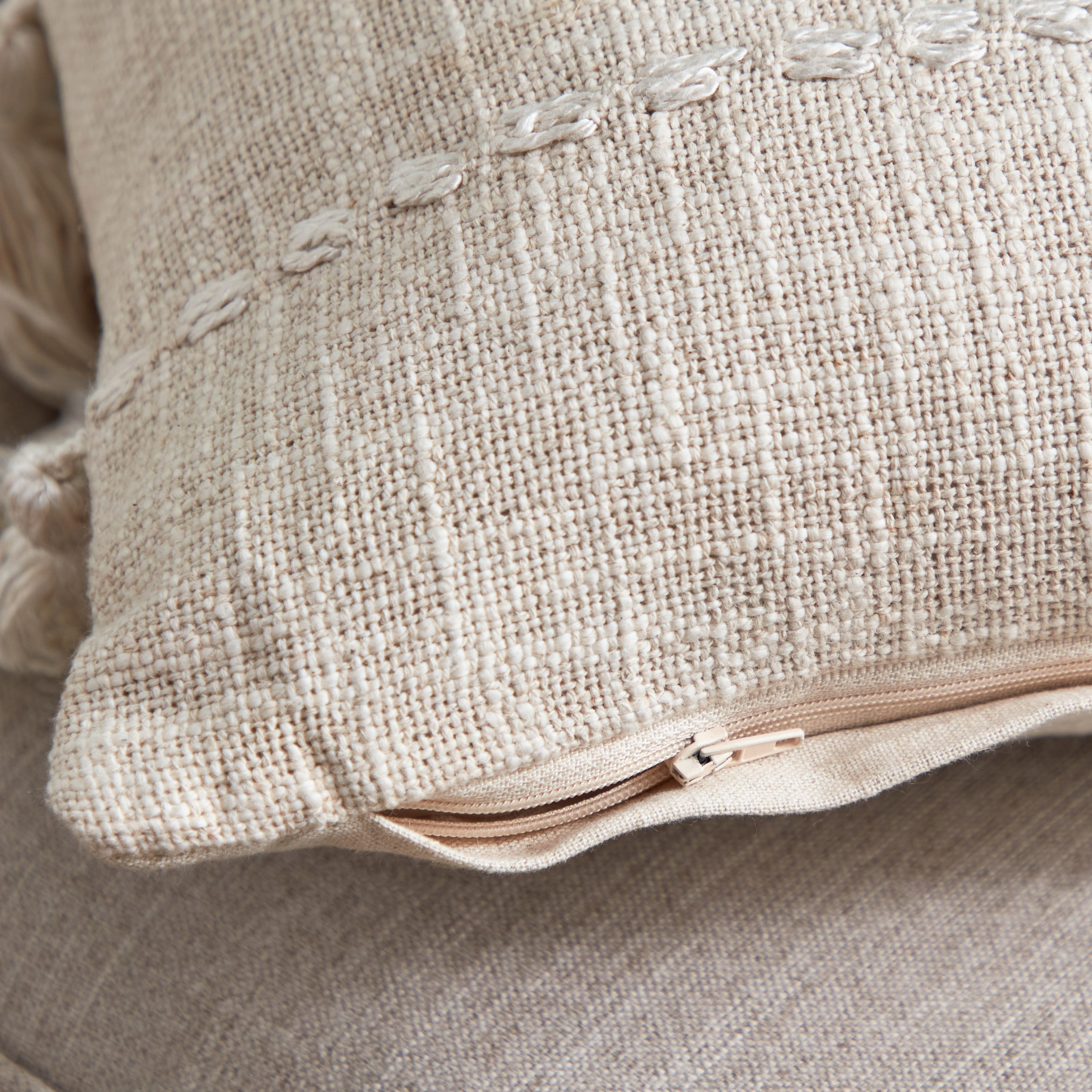 وسادة محشوة منسوجة مخطّطة بشرّابات من أوبن فيو لطفي - 30x50 سم-hbxlivingroom-furnishings-cushionsandcovers-filledcushions-image-4