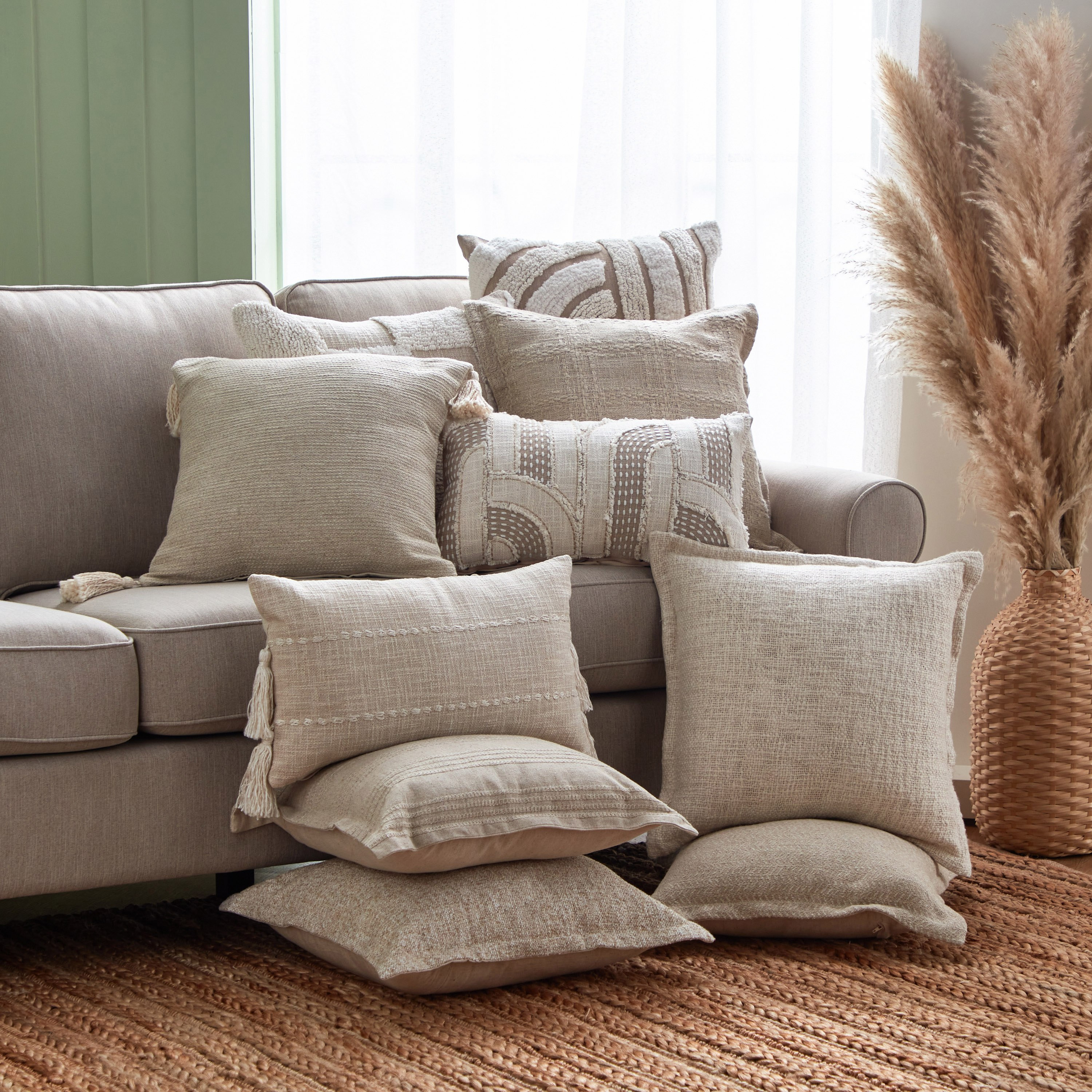 وسادة محشوة منسوجة مخطّطة بشرّابات من أوبن فيو لطفي - 30x50 سم-hbxlivingroom-furnishings-cushionsandcovers-filledcushions-image-5