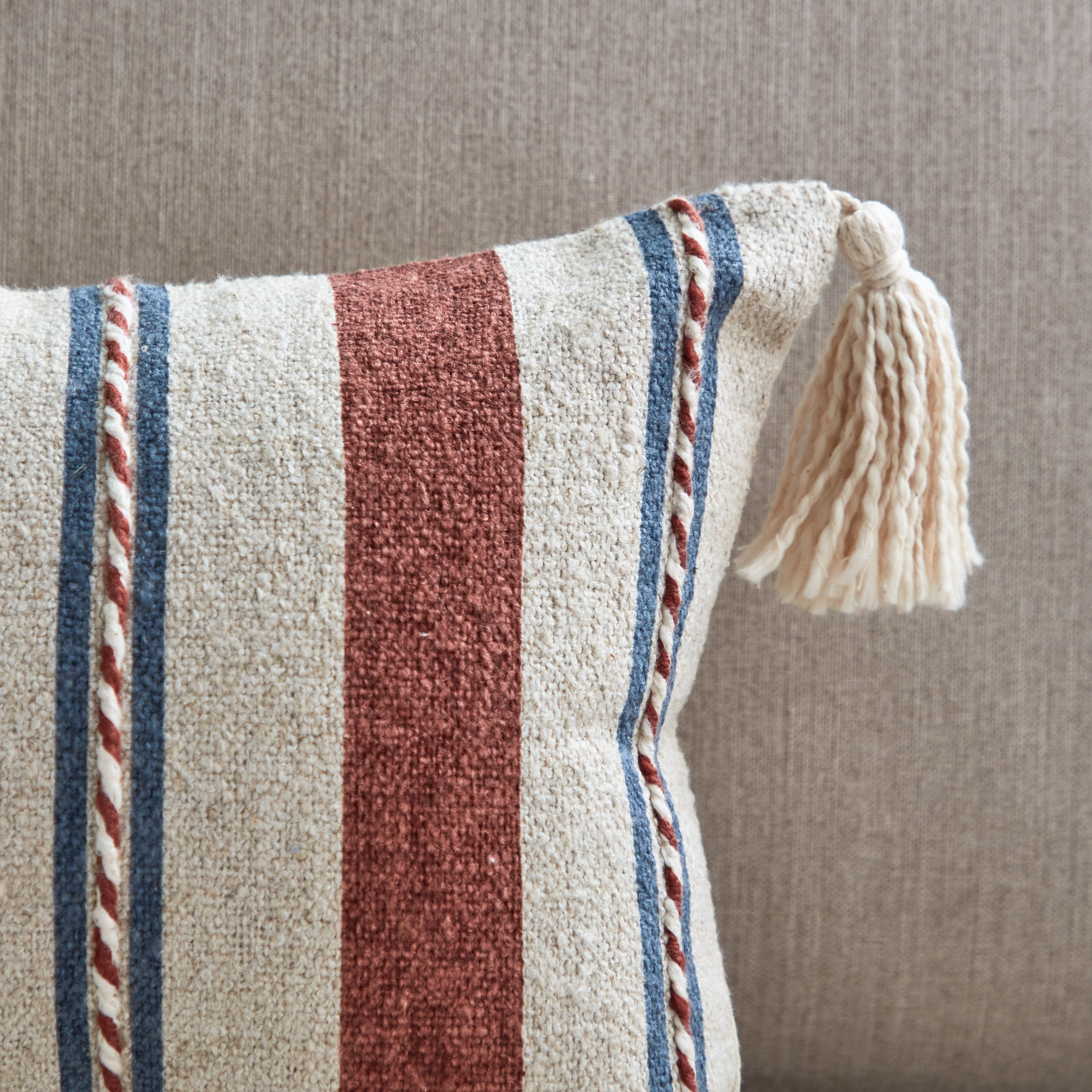 وسادة محشوة مخططة منسوجة جيناي من آرت أكسنت - 30x50 سم-hbxlivingroom-furnishings-cushionsandcovers-filledcushions-image-2