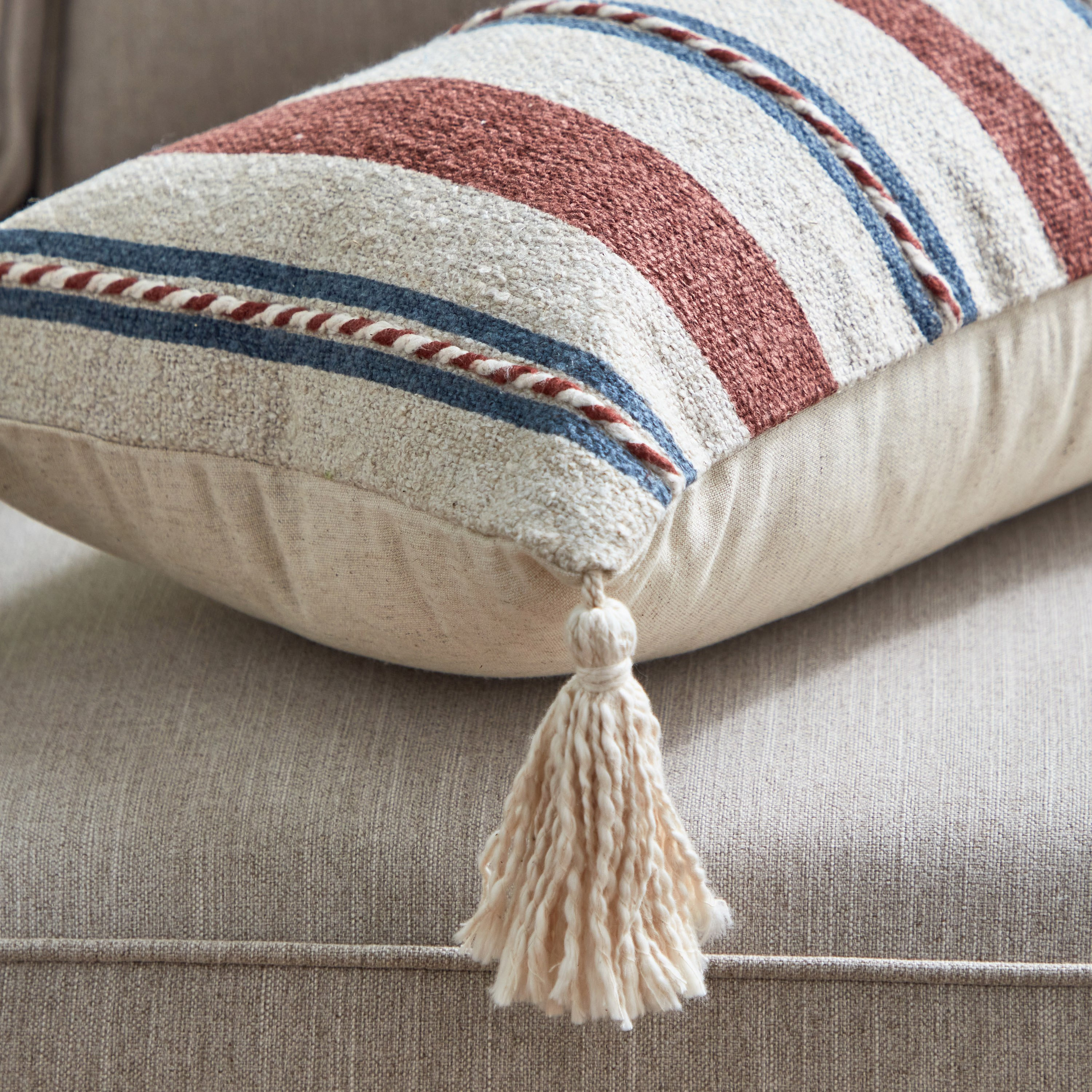 وسادة محشوة مخططة منسوجة جيناي من آرت أكسنت - 30x50 سم-hbxlivingroom-furnishings-cushionsandcovers-filledcushions-image-3