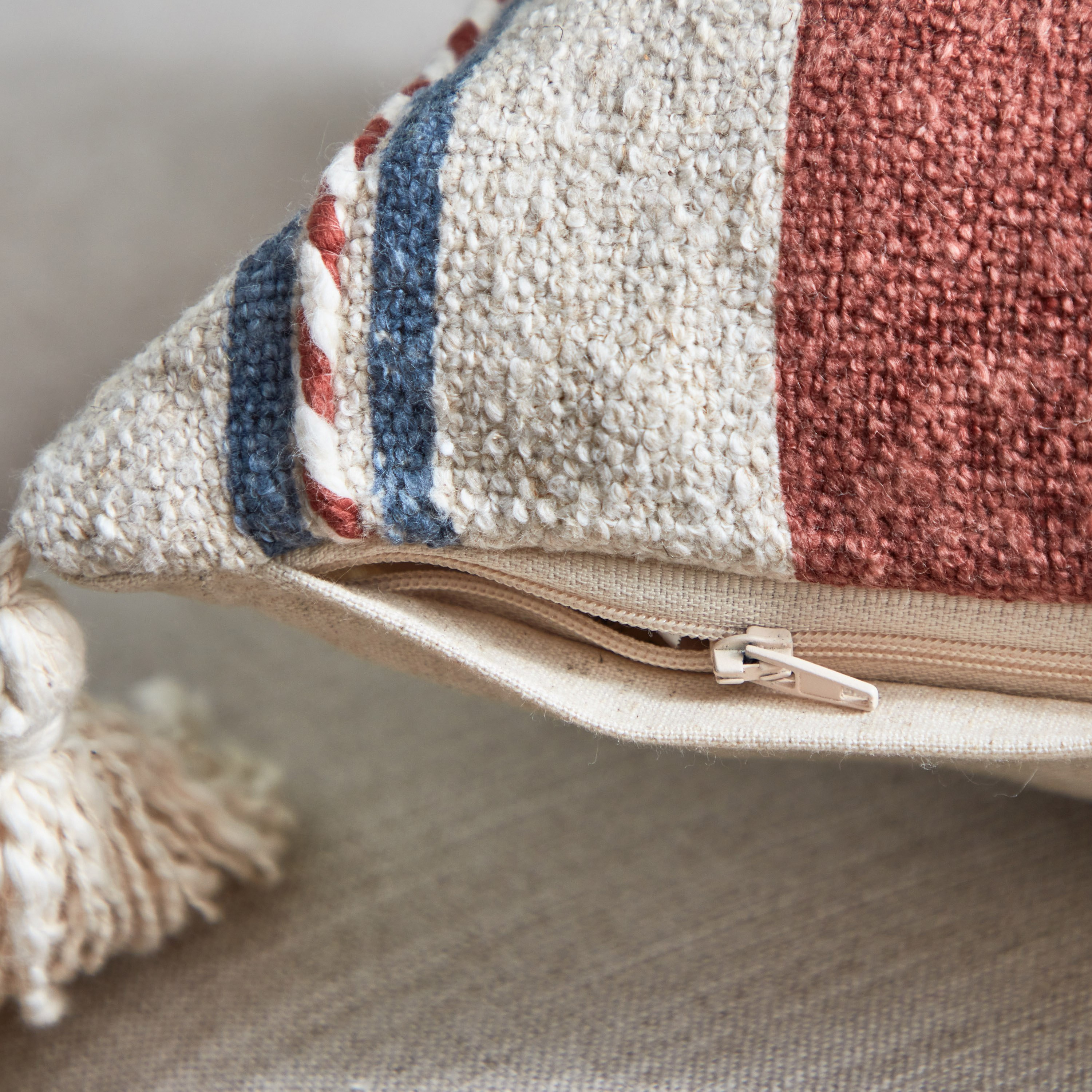 وسادة محشوة مخططة منسوجة جيناي من آرت أكسنت - 30x50 سم-hbxlivingroom-furnishings-cushionsandcovers-filledcushions-image-4