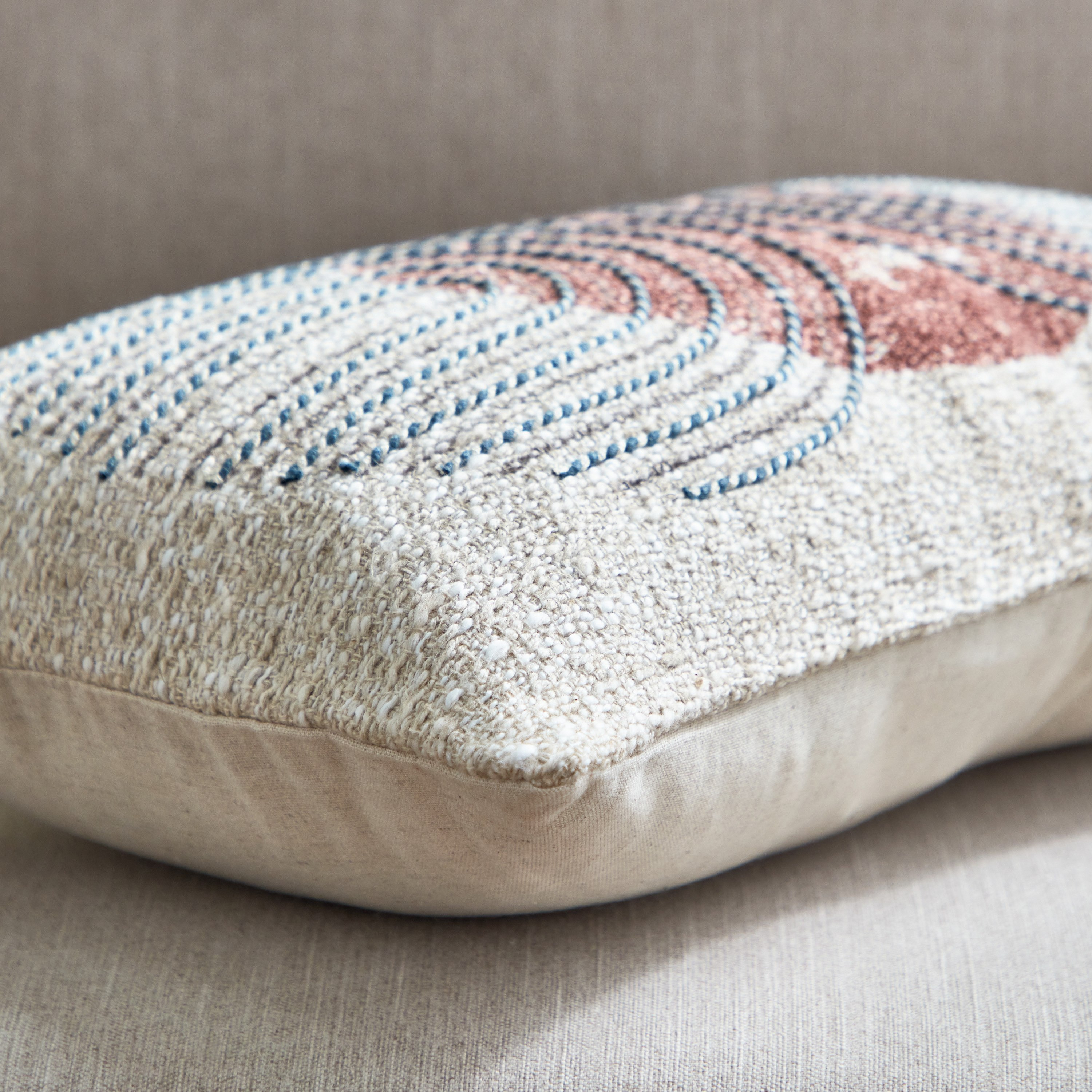 وسادة محشوّة منسوجة من آرت أكسنت - 30x50 سم-hbxlivingroom-furnishings-cushionsandcovers-filledcushions-image-3