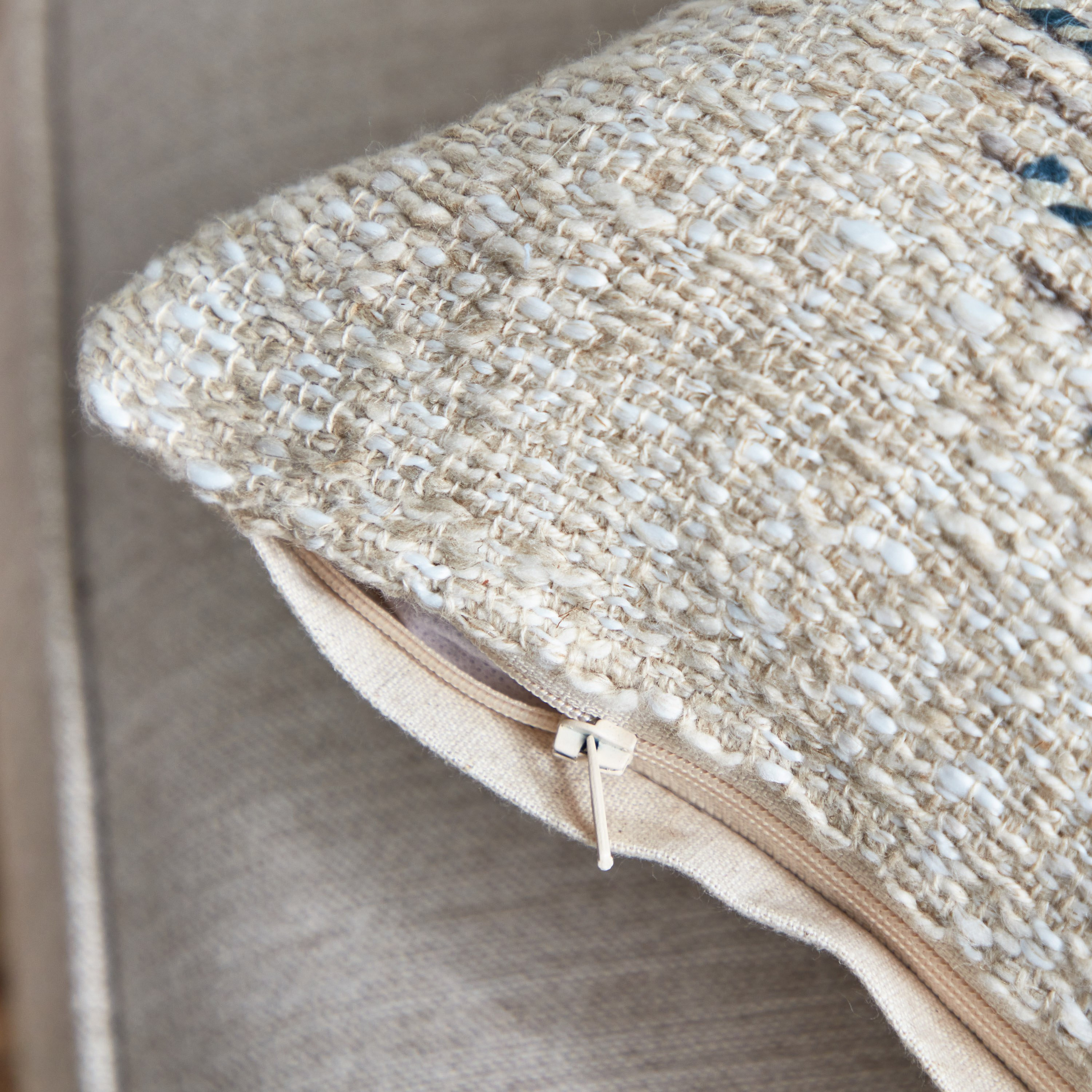 وسادة محشوّة منسوجة من آرت أكسنت - 30x50 سم-hbxlivingroom-furnishings-cushionsandcovers-filledcushions-image-4