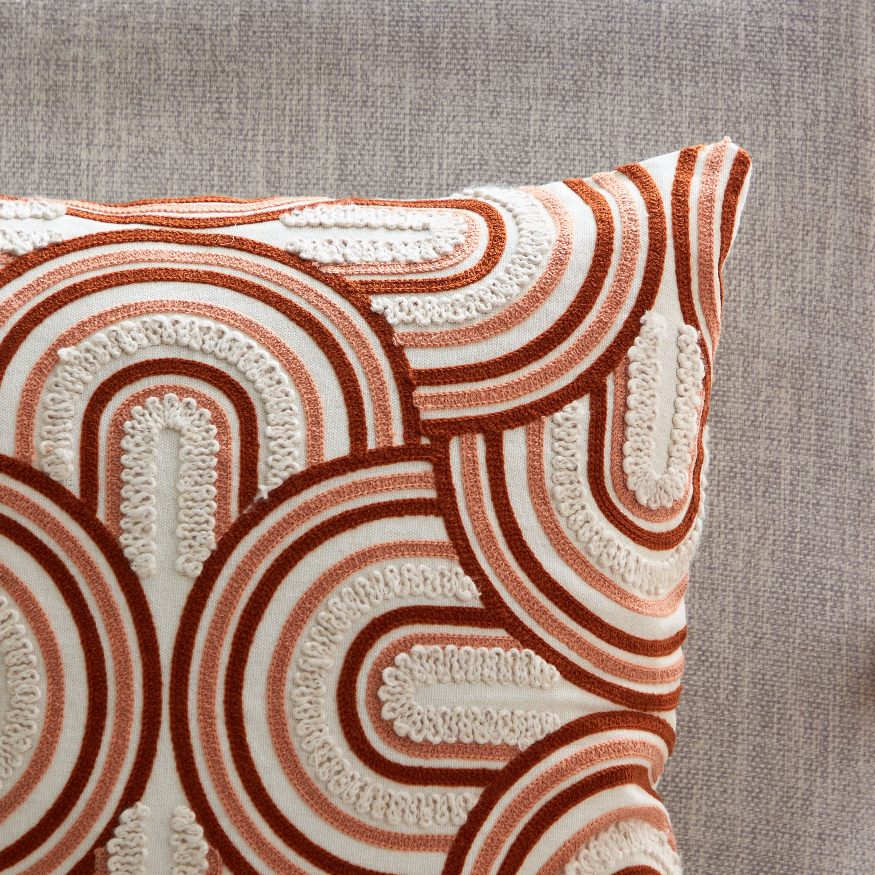 وسادة مطّرزة هارو دوري من سيلكي شين - 45x45 سم-hbxlivingroom-furnishings-cushionsandcovers-filledcushions-image-2