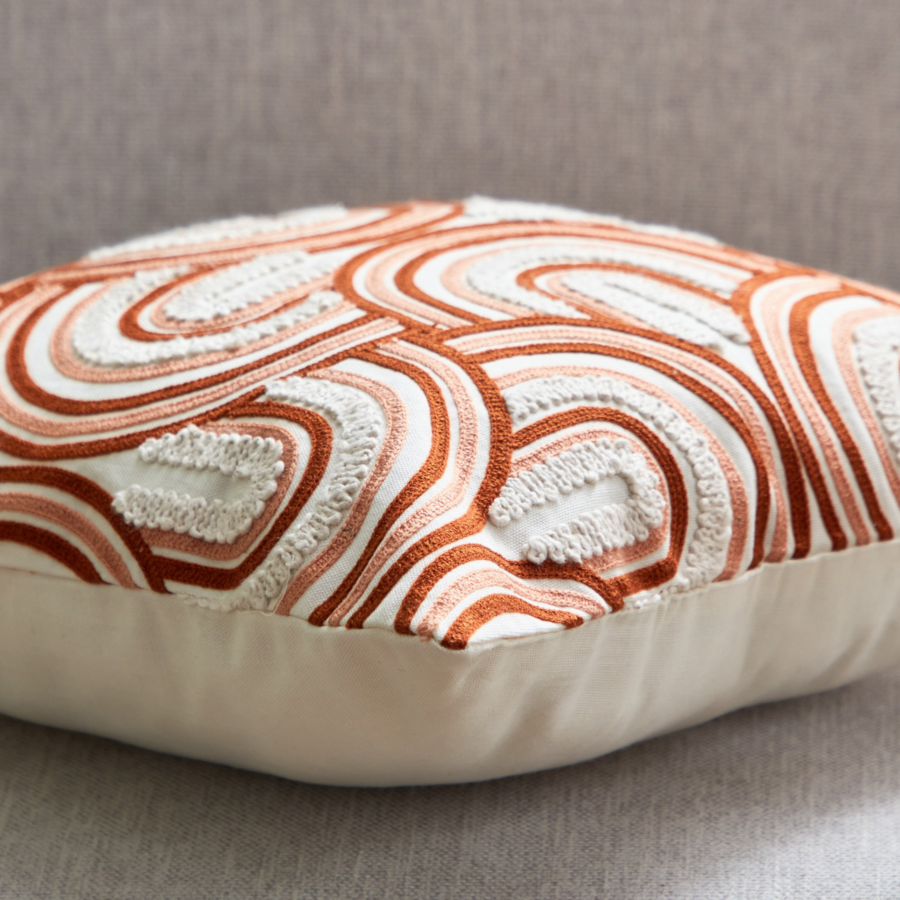 وسادة مطّرزة هارو دوري من سيلكي شين - 45x45 سم-hbxlivingroom-furnishings-cushionsandcovers-filledcushions-image-3