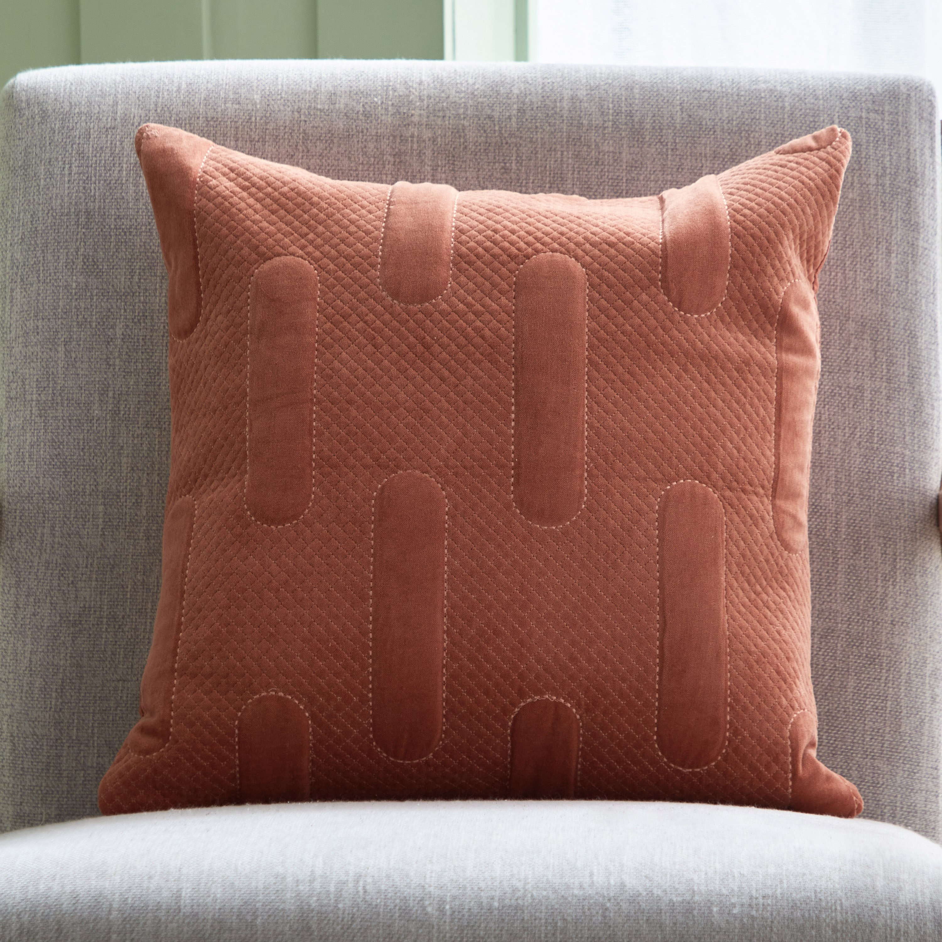 وسادة محشوة مبطنة من سيلكي شين إيفا - 45x45 سم-hbxlivingroom-furnishings-cushionsandcovers-filledcushions-image-1