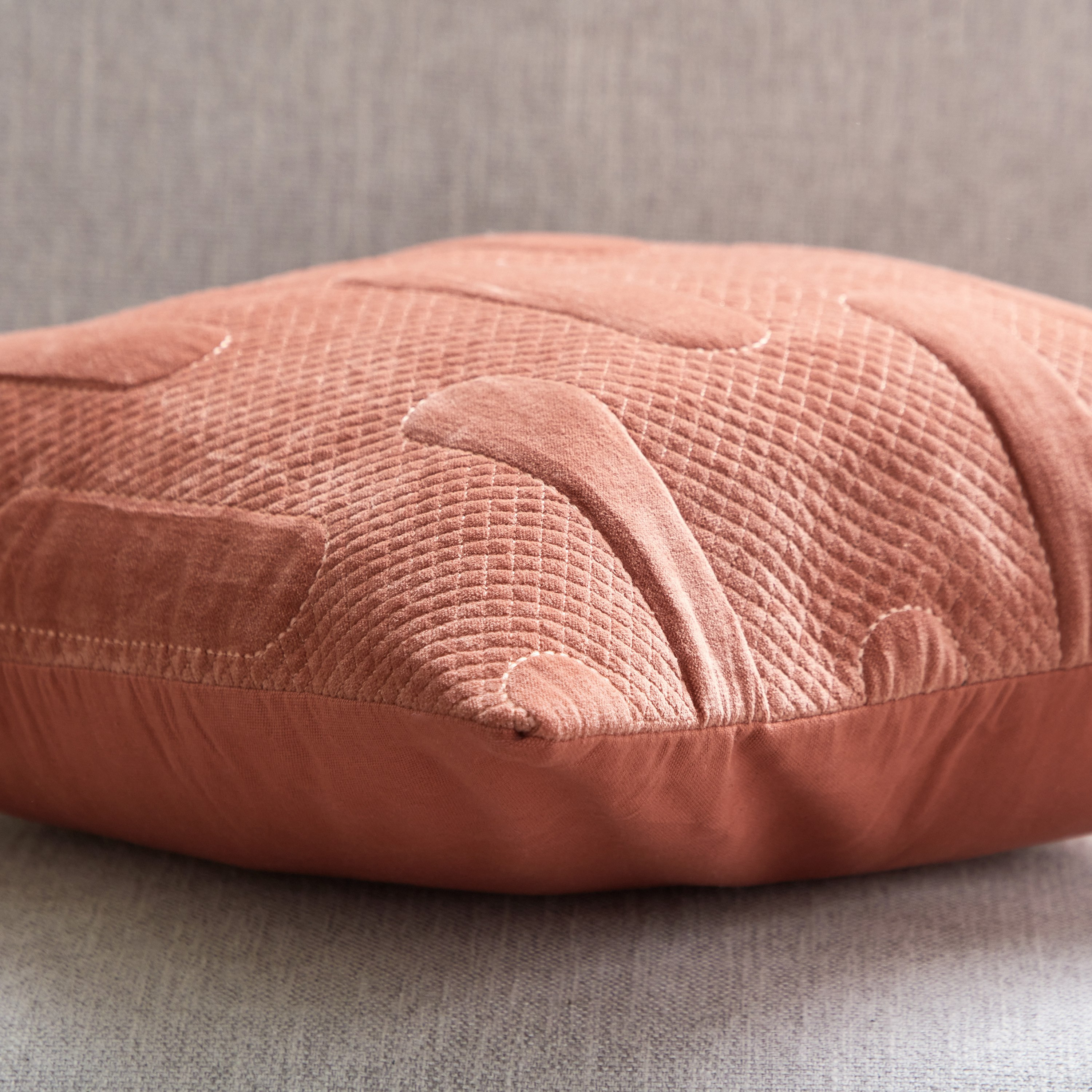 وسادة محشوة مبطنة من سيلكي شين إيفا - 45x45 سم-hbxlivingroom-furnishings-cushionsandcovers-filledcushions-image-3