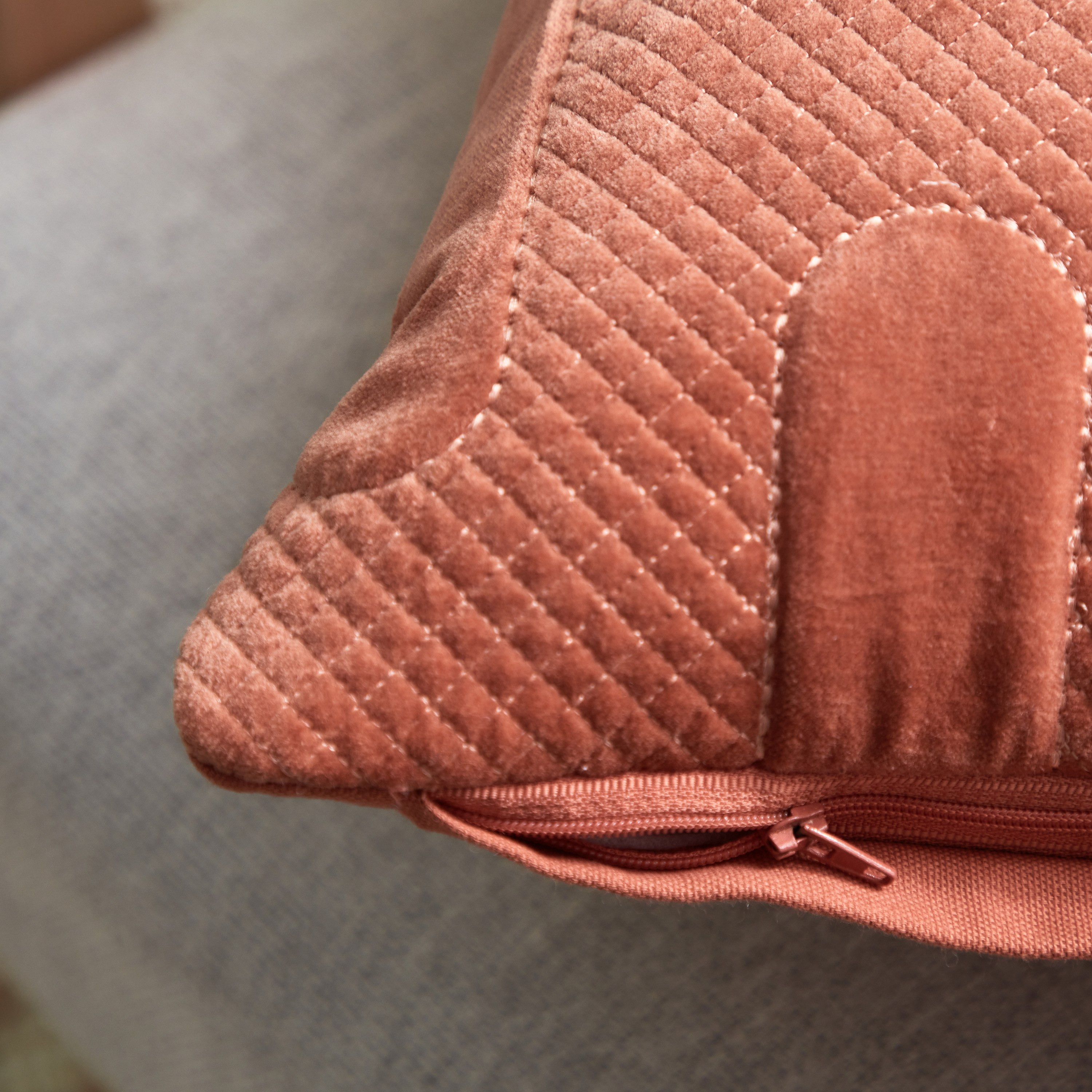 وسادة محشوة مبطنة من سيلكي شين إيفا - 45x45 سم-hbxlivingroom-furnishings-cushionsandcovers-filledcushions-image-4