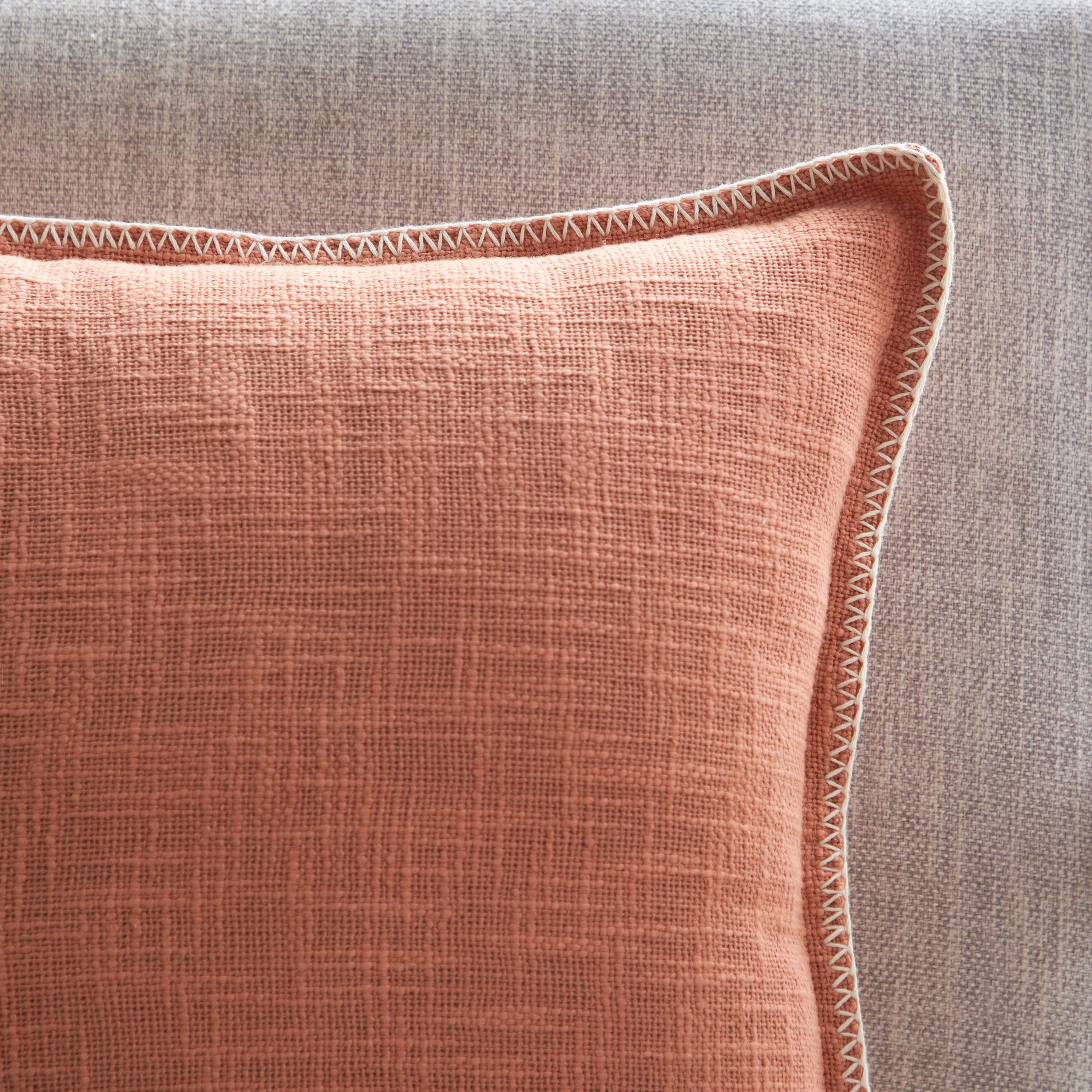 وسادة محشوة جاير سلوب من سيلكي شين - 45x45 سم-hbxlivingroom-furnishings-cushionsandcovers-filledcushions-image-2