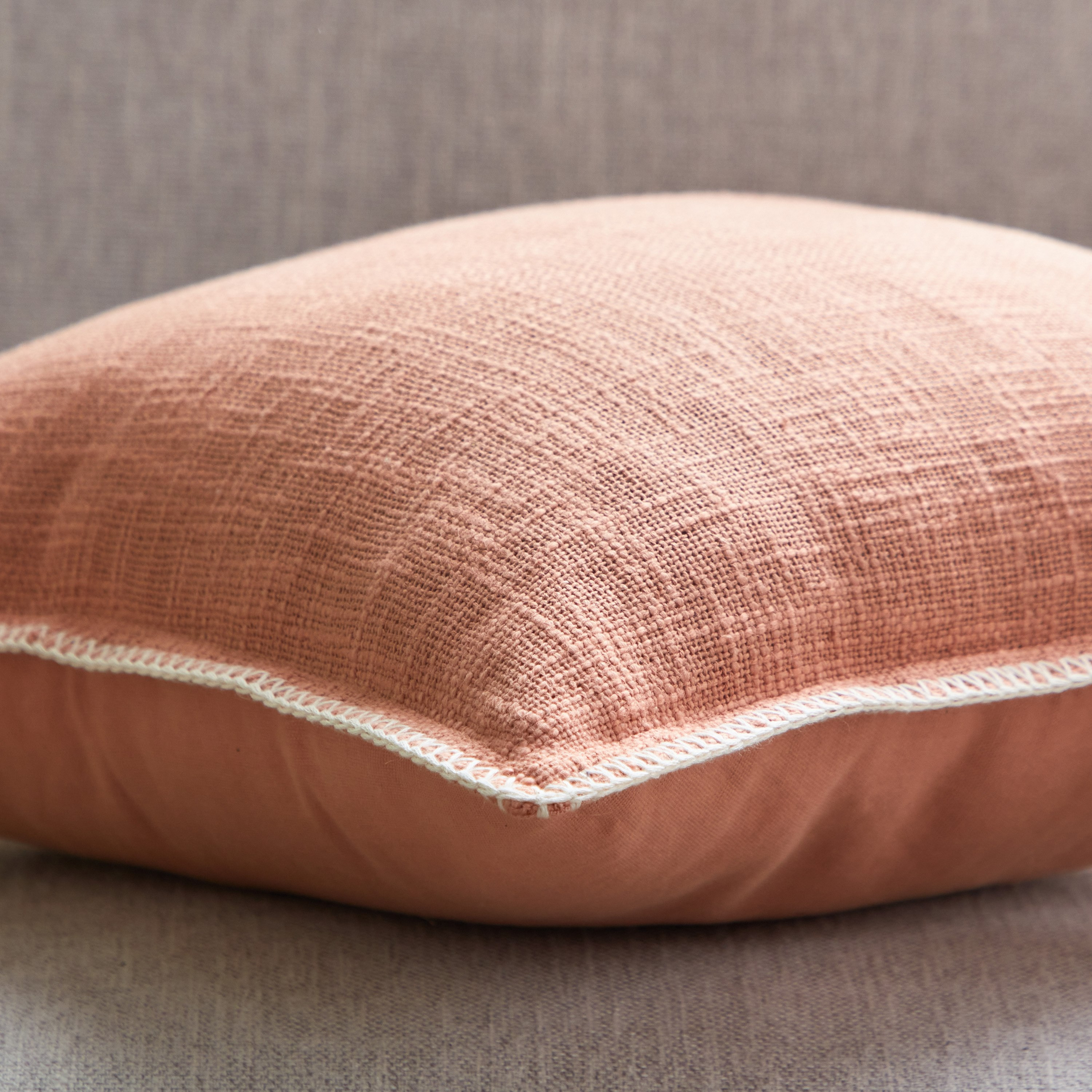 وسادة محشوة جاير سلوب من سيلكي شين - 45x45 سم-hbxlivingroom-furnishings-cushionsandcovers-filledcushions-image-3
