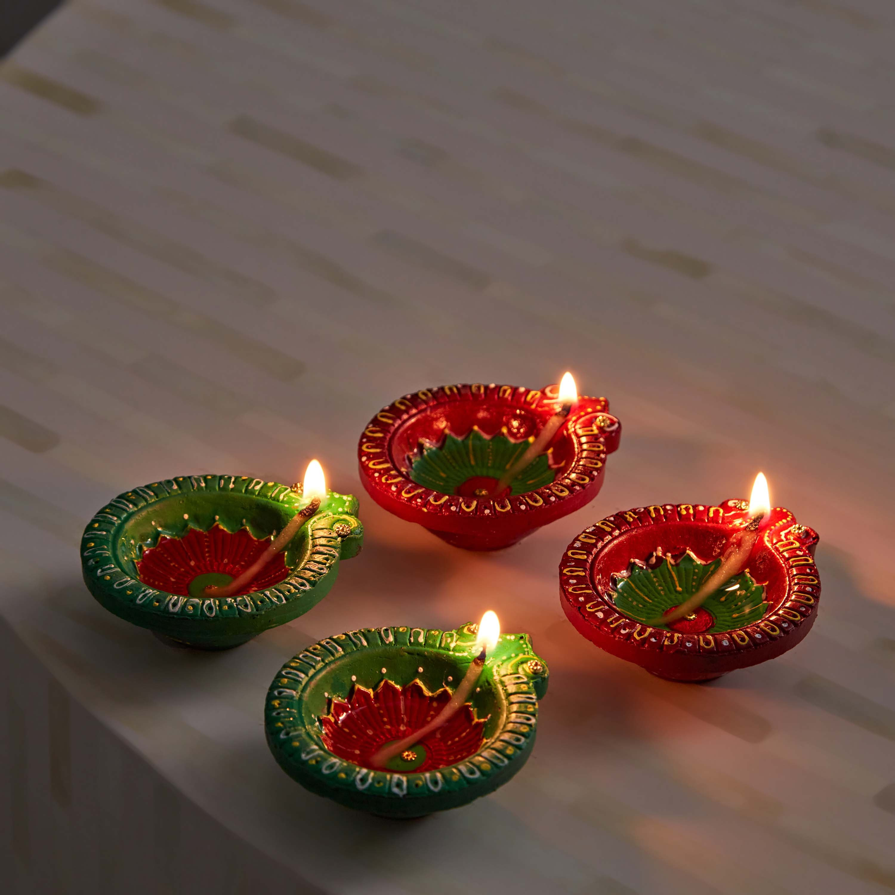 طقم ضياء ملون 4 قطع من لومين - 19x19x4 سم-hbxlivingroom-decorandaccessories-candleholders-image-1