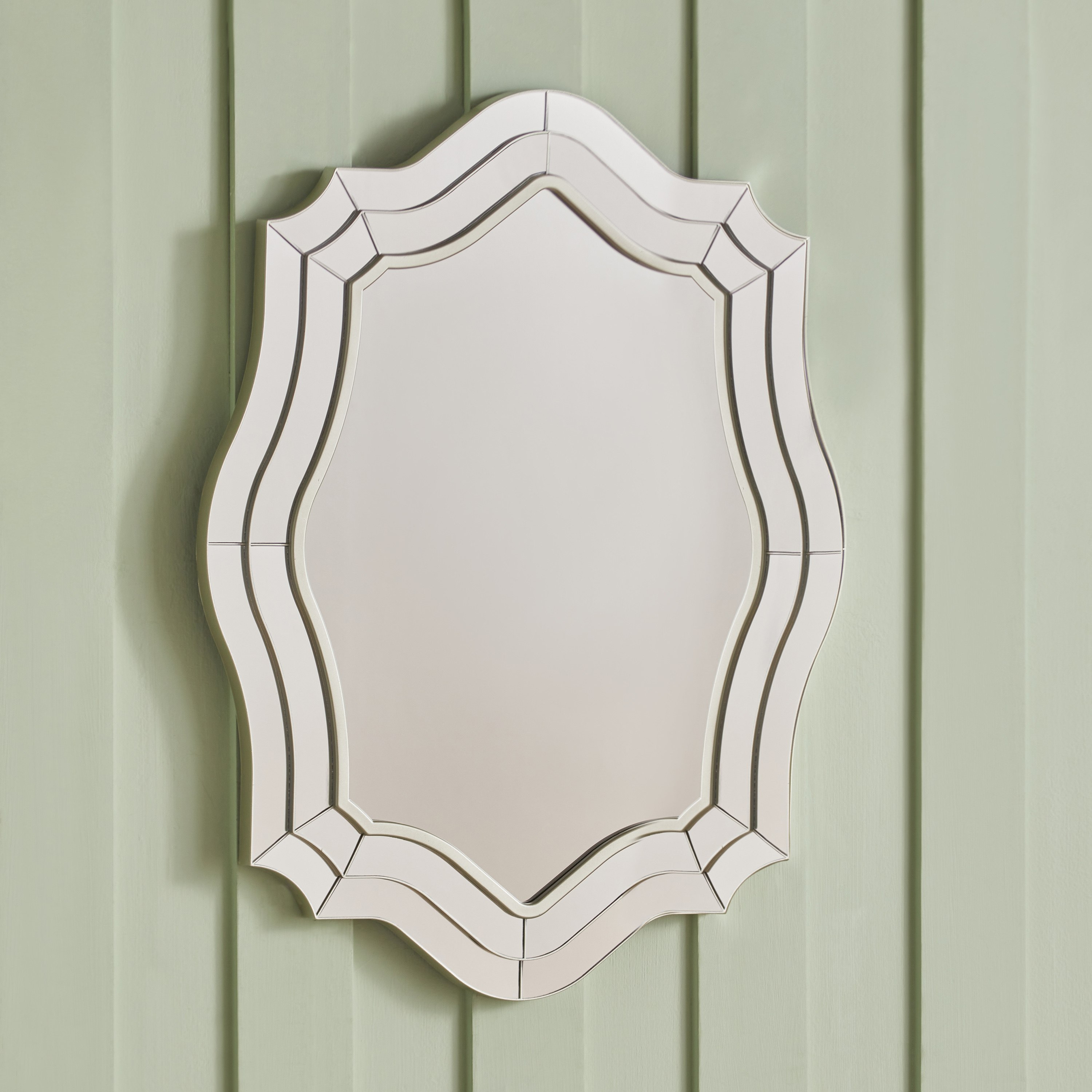 مرآة حائط مشطوفة من كاسيتي - 56x74x3 سم-hbxhomeware-hbxdecorandfurnishings-image-1