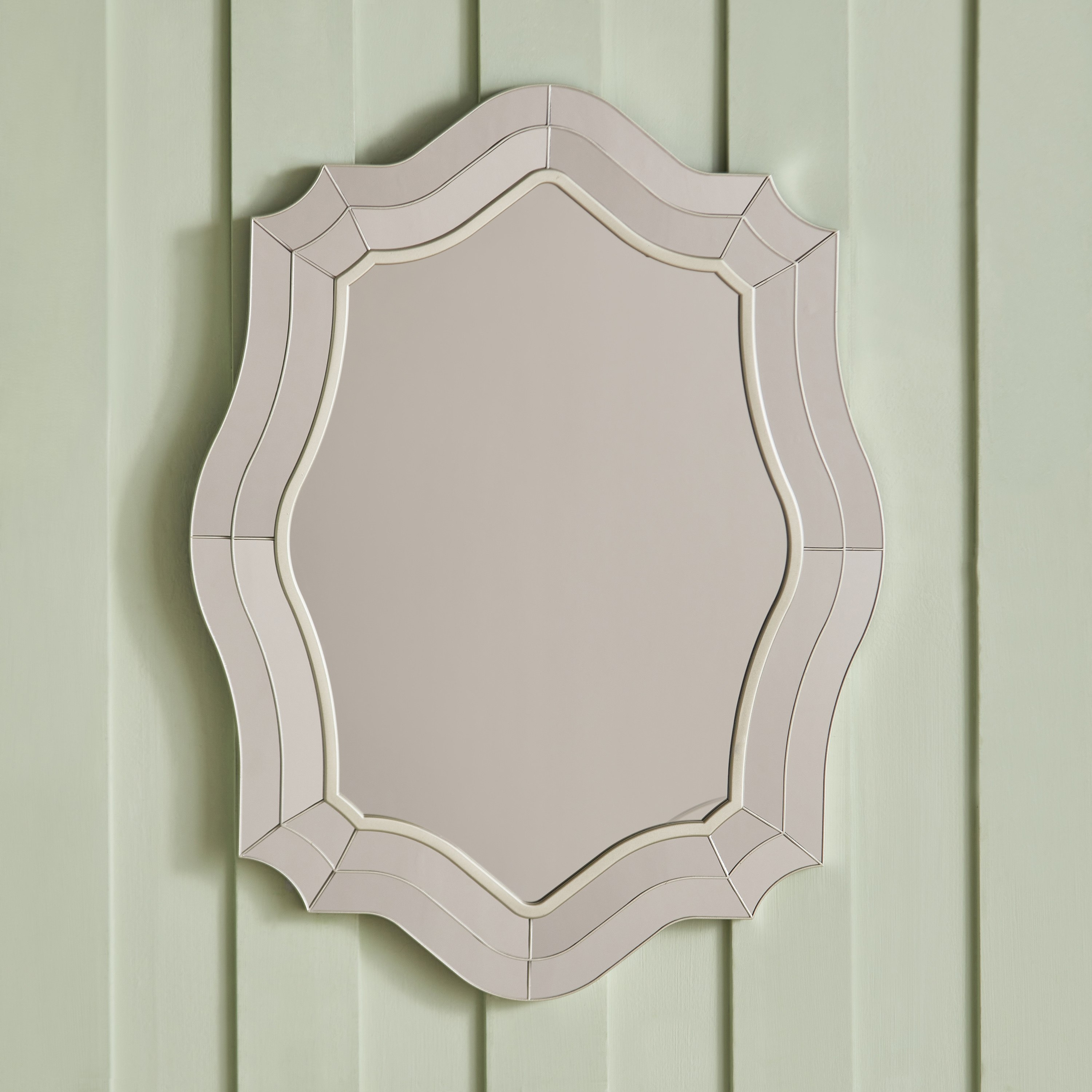 مرآة حائط مشطوفة من كاسيتي - 56x74x3 سم-hbxhomeware-hbxdecorandfurnishings-image-2