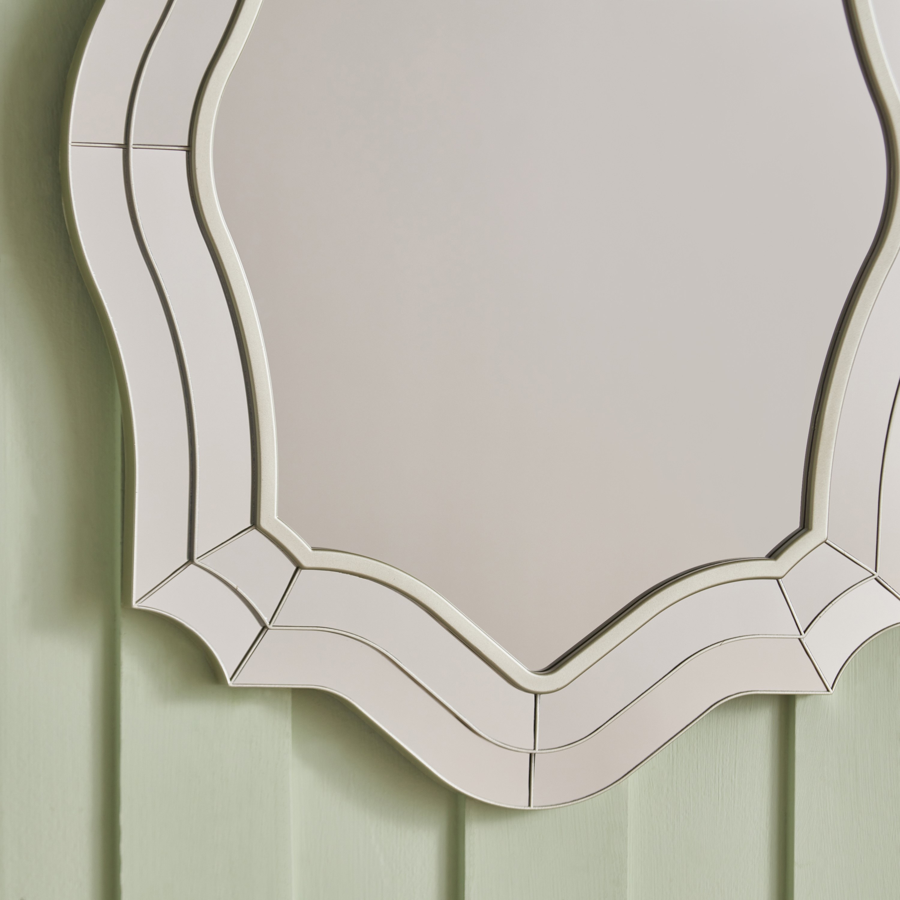 مرآة حائط مشطوفة من كاسيتي - 56x74x3 سم-hbxhomeware-hbxdecorandfurnishings-image-3