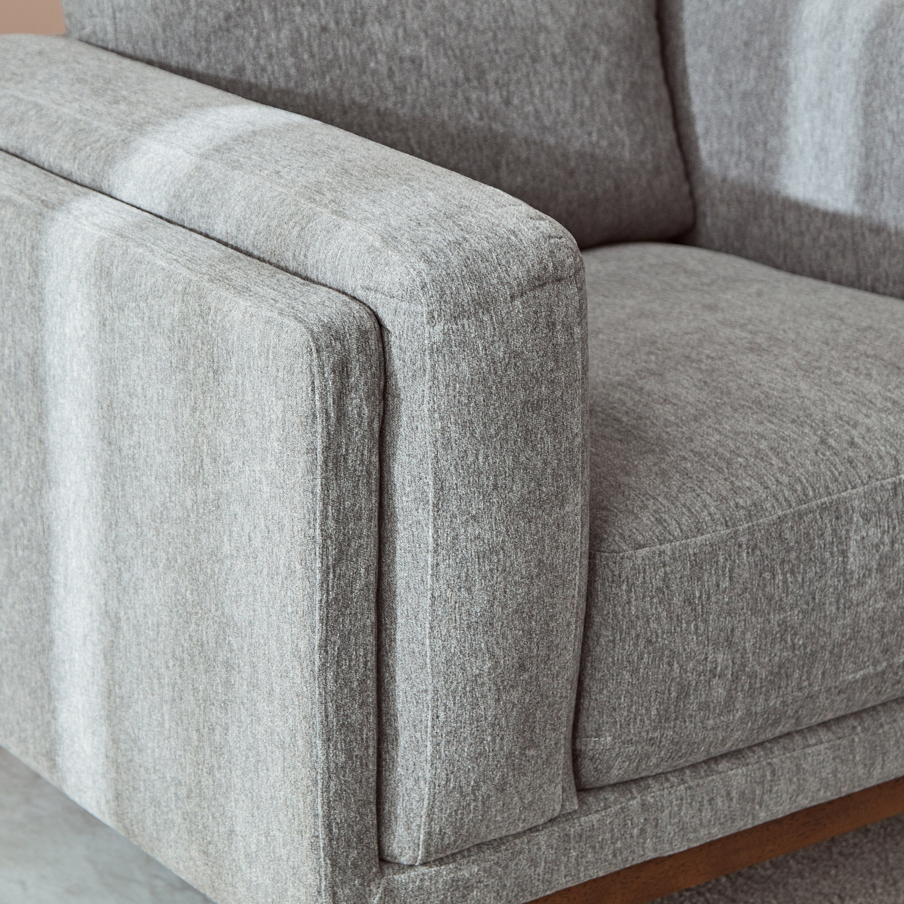 كرسي قماش بمساند ذراعين من بيتشر-hbxlivingroom-sofasandarmchairs-sofas-image-6