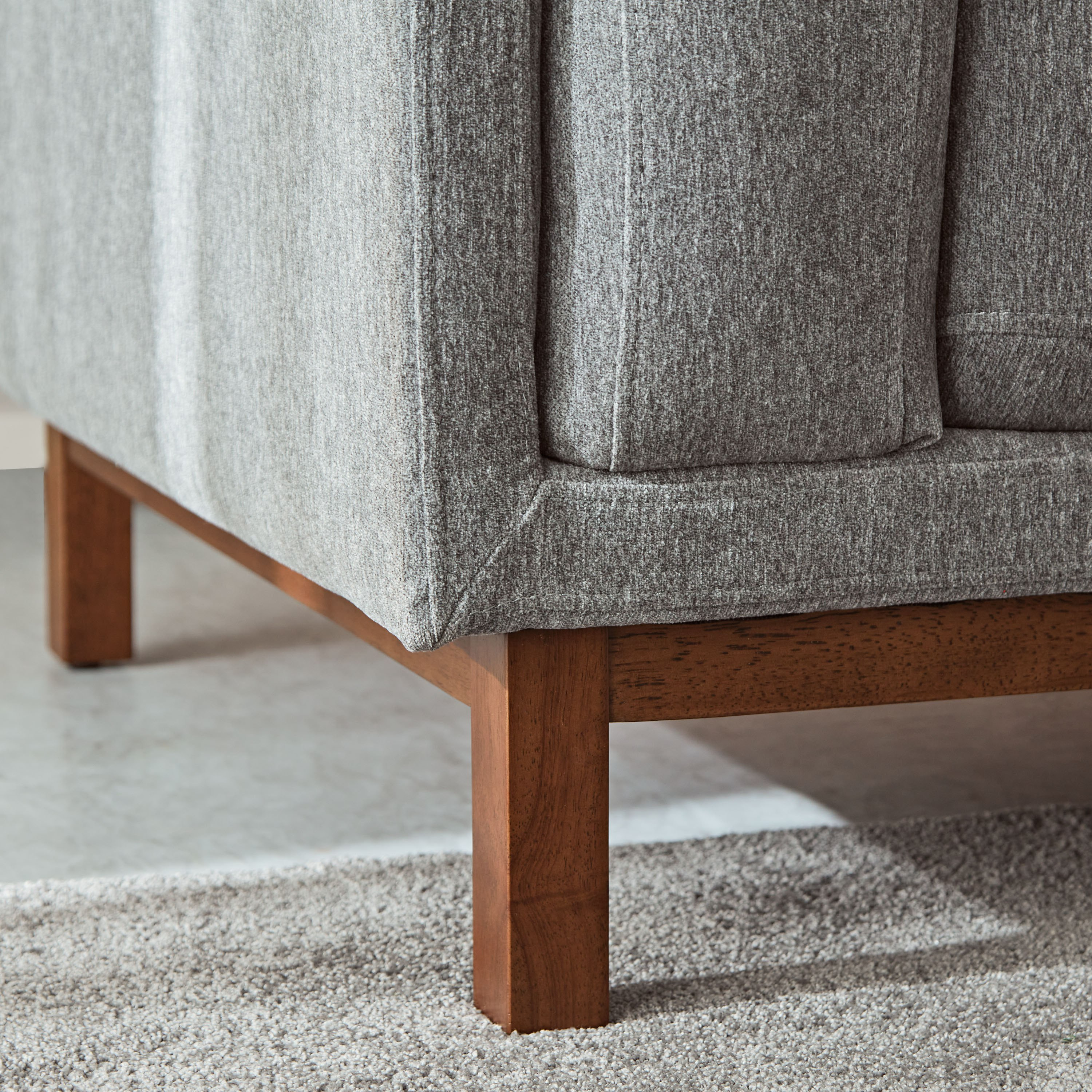 كرسي قماش بمساند ذراعين من بيتشر-hbxlivingroom-sofasandarmchairs-sofas-image-8