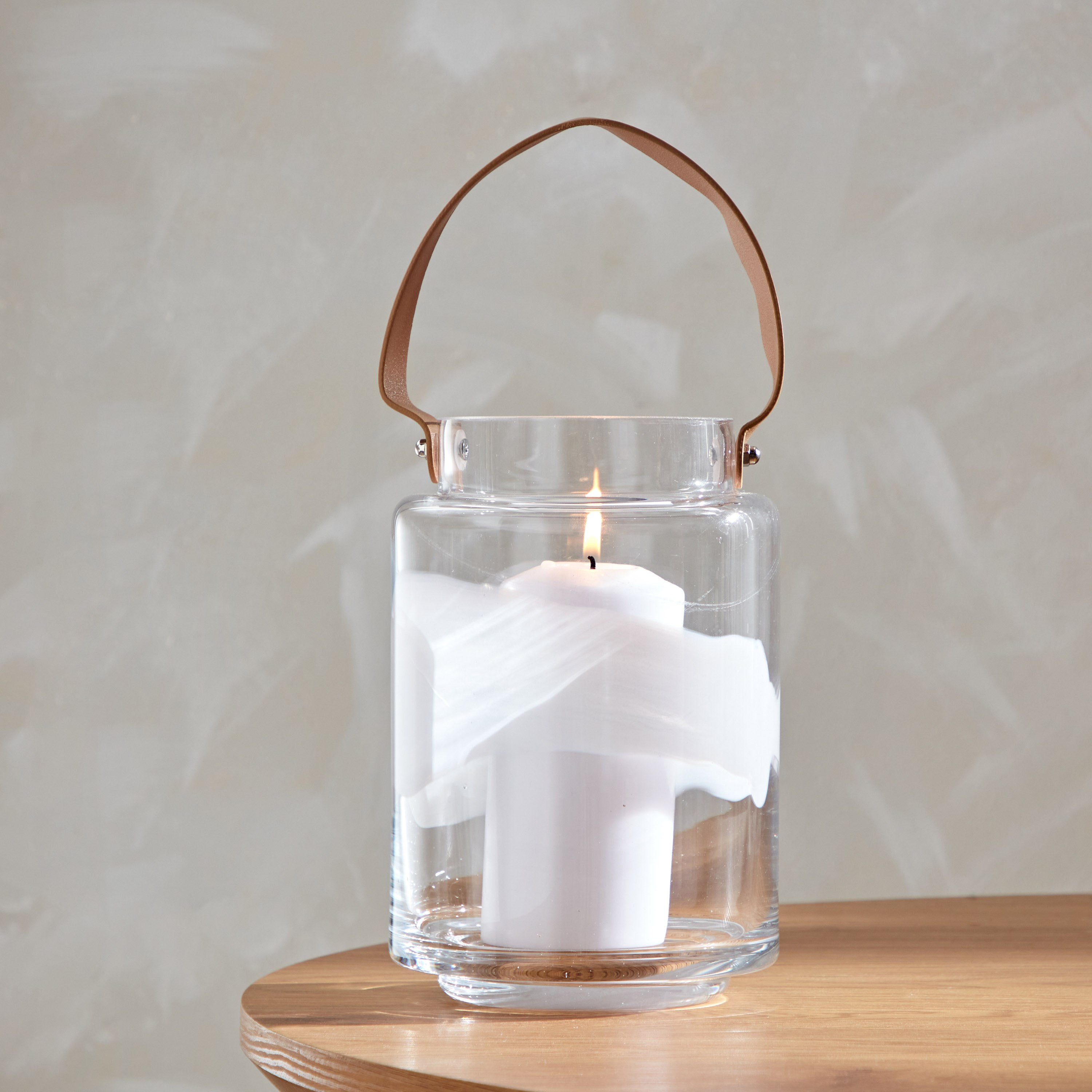 فانوس زجاج شفاف بارز الملمس مع مقبض جلد من لايف - 14.2x14.2x21 سم-hbxdecorandfurnishings-homeaccessories-lanterns-image-1