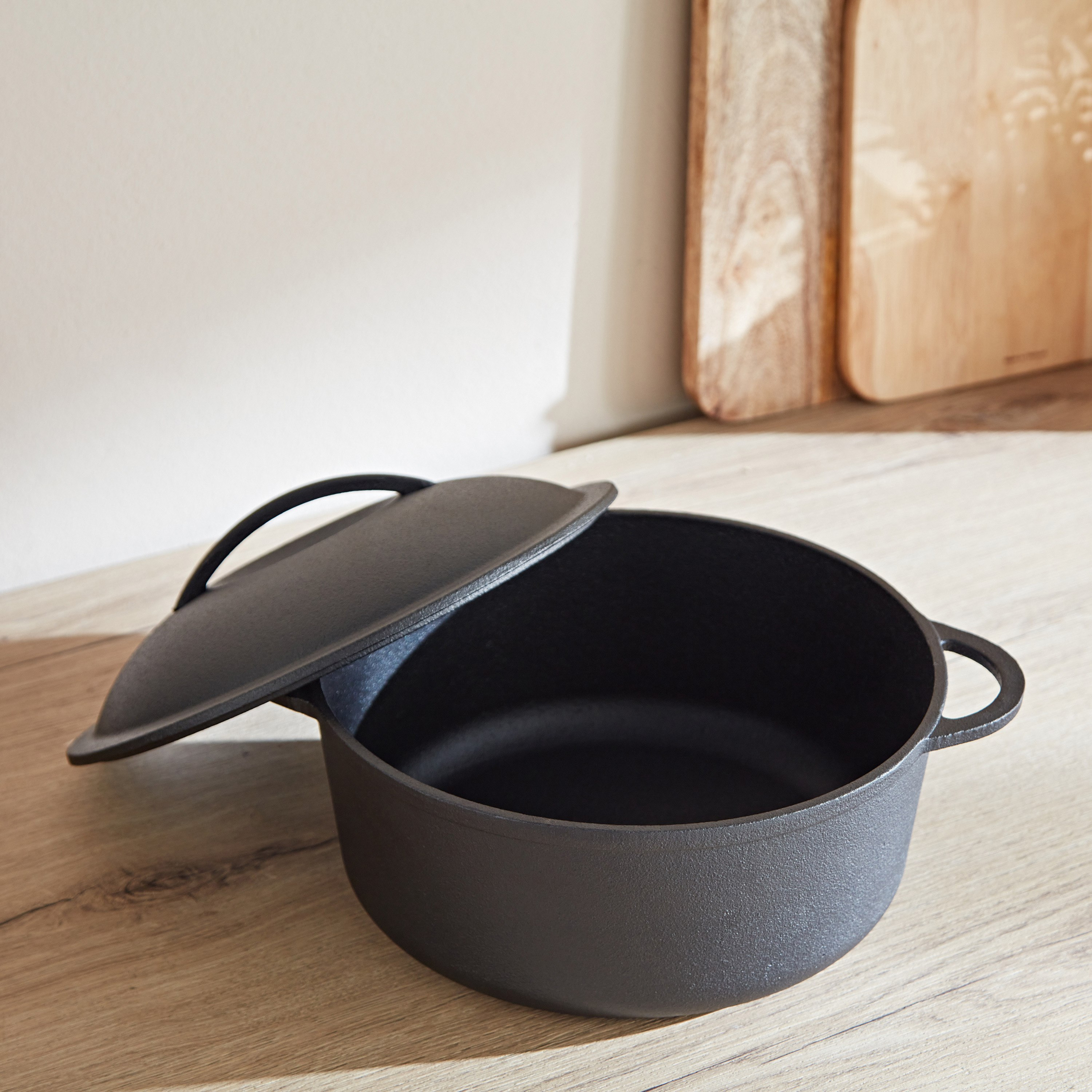 Ferrea Cast Iron Casserole - 26 cm-hbxhomeware-hbxkitchen-image-2
