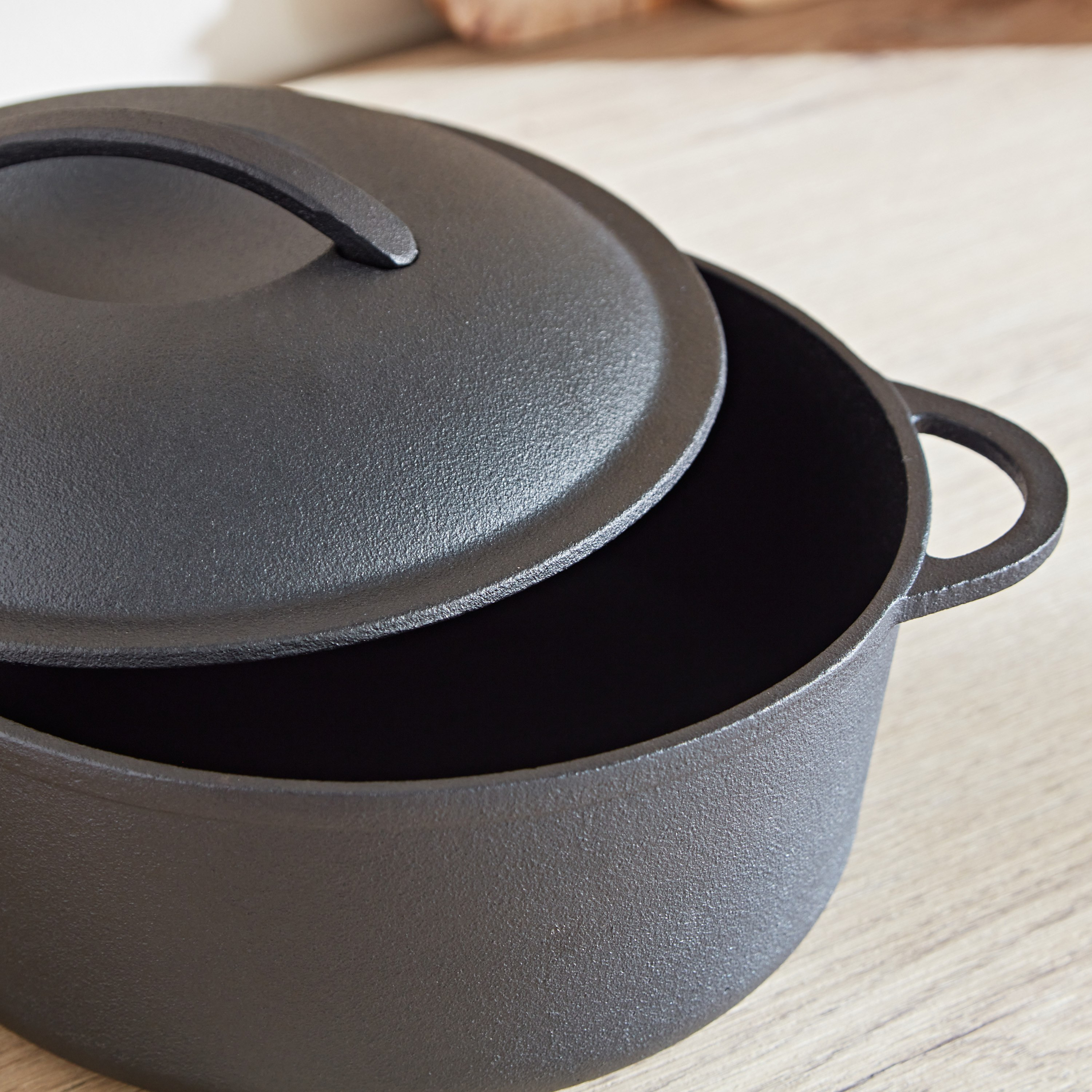 Ferrea Cast Iron Casserole - 26 cm-hbxhomeware-hbxkitchen-image-3