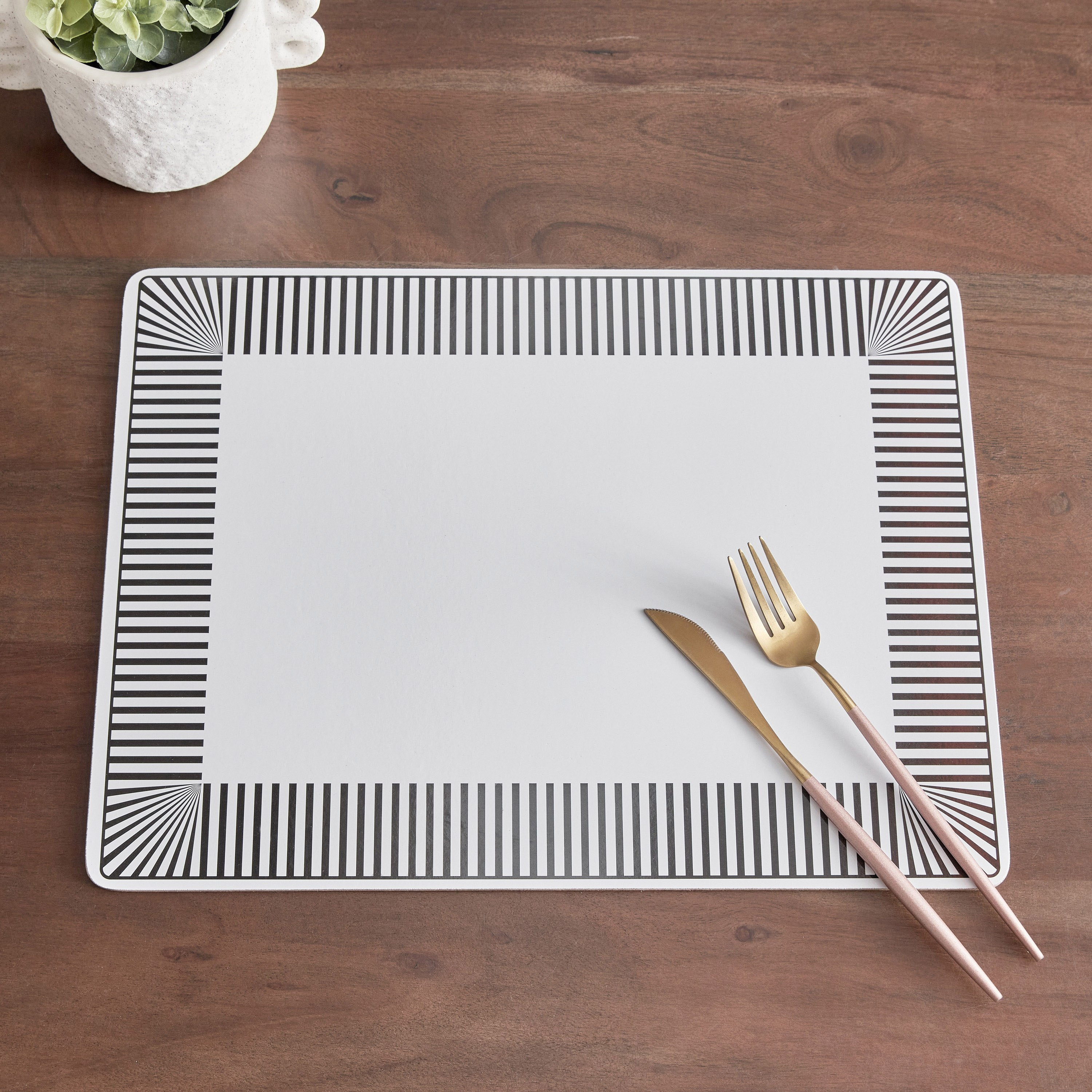 لبادة صحون من جوستو - طقم من 4 قطع-hbxdecorandfurnishings-homefurnishings-tablelinens-image-1