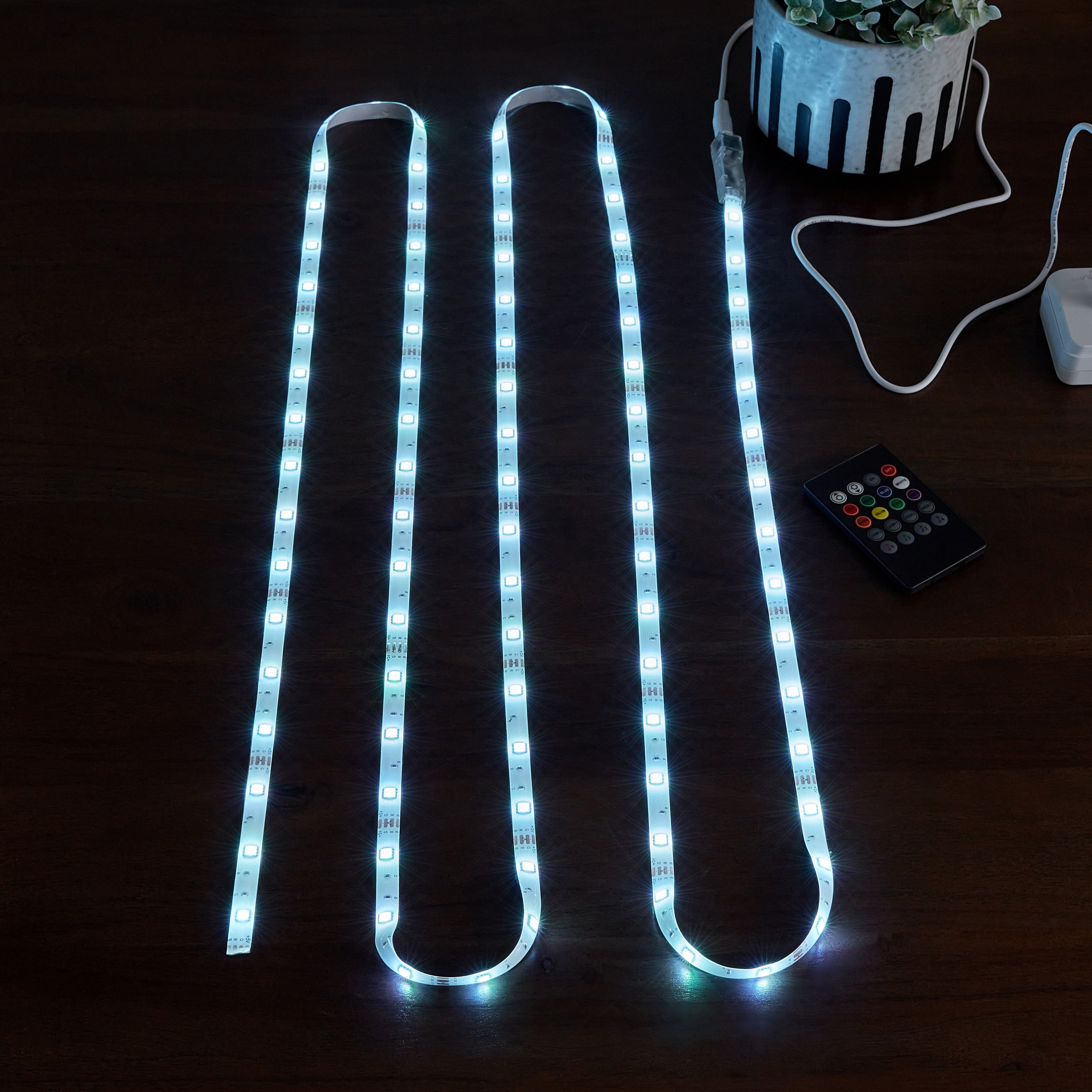 شريط موسيقى بإضاءة إل إي دي أر جي بي مع جهاز تحكم عن بعد من ليتا- 3 متر-hbxdiningroom-lighting-decorativesandstringlights-image-2