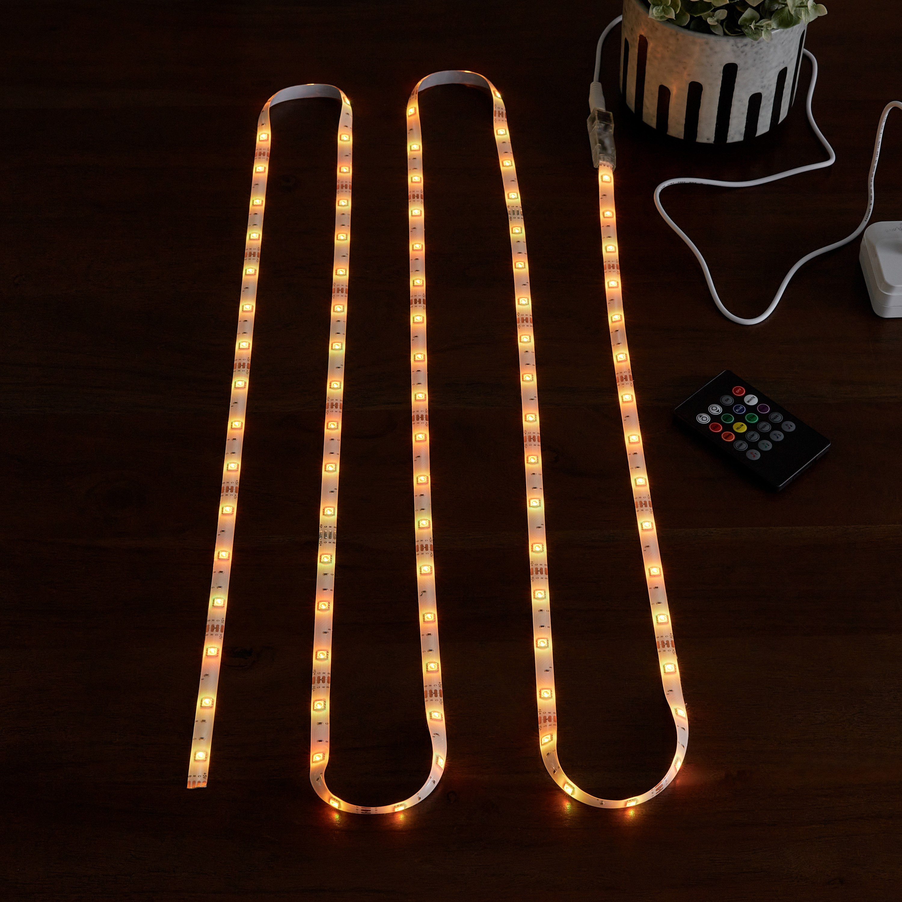 شريط موسيقى بإضاءة إل إي دي أر جي بي مع جهاز تحكم عن بعد من ليتا- 3 متر-hbxdiningroom-lighting-decorativesandstringlights-image-3