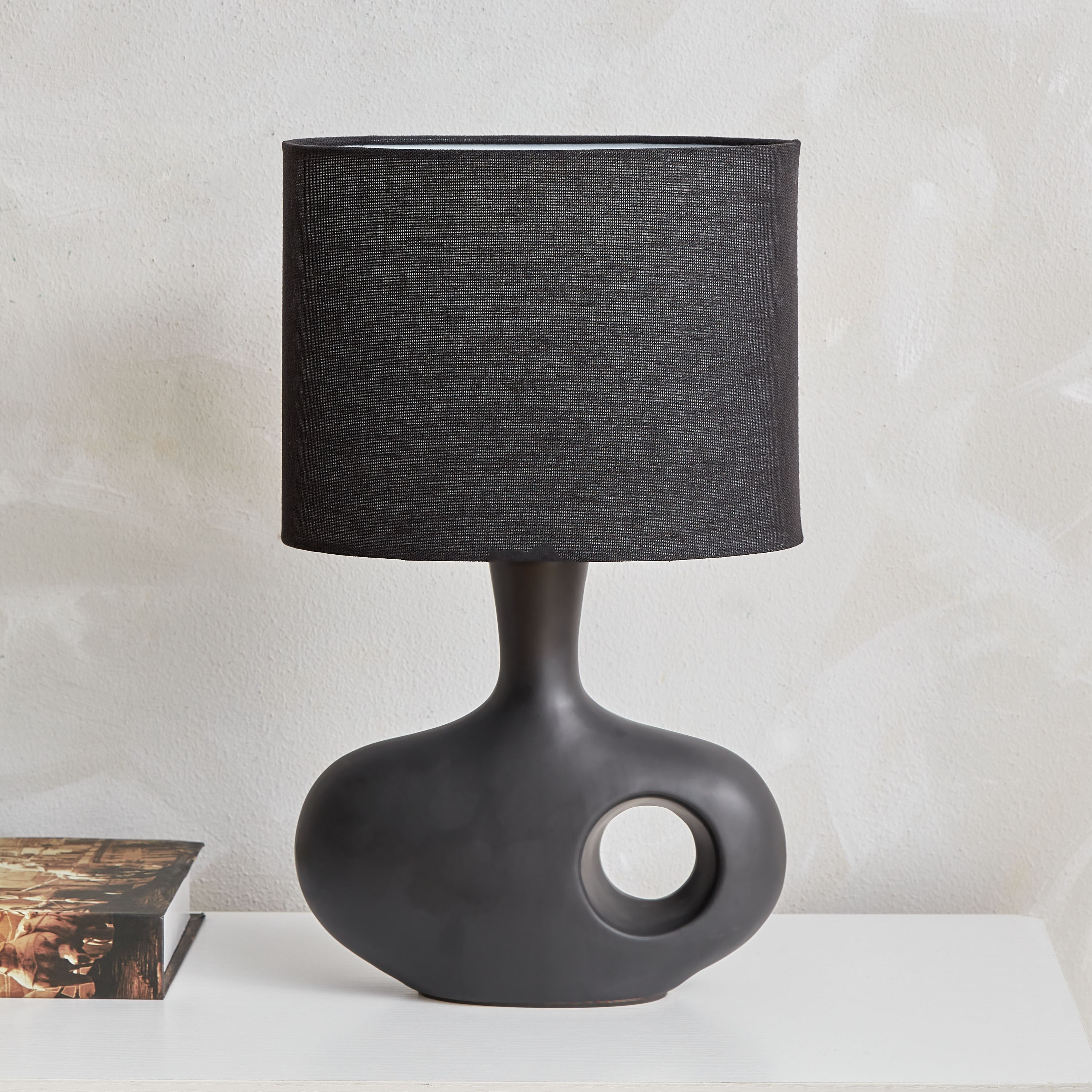 مصباح طاولة سيراميك بغطاء كتان من نوفالي - 38 سم-hbxbedroom-lighting-tablelamps-image-1